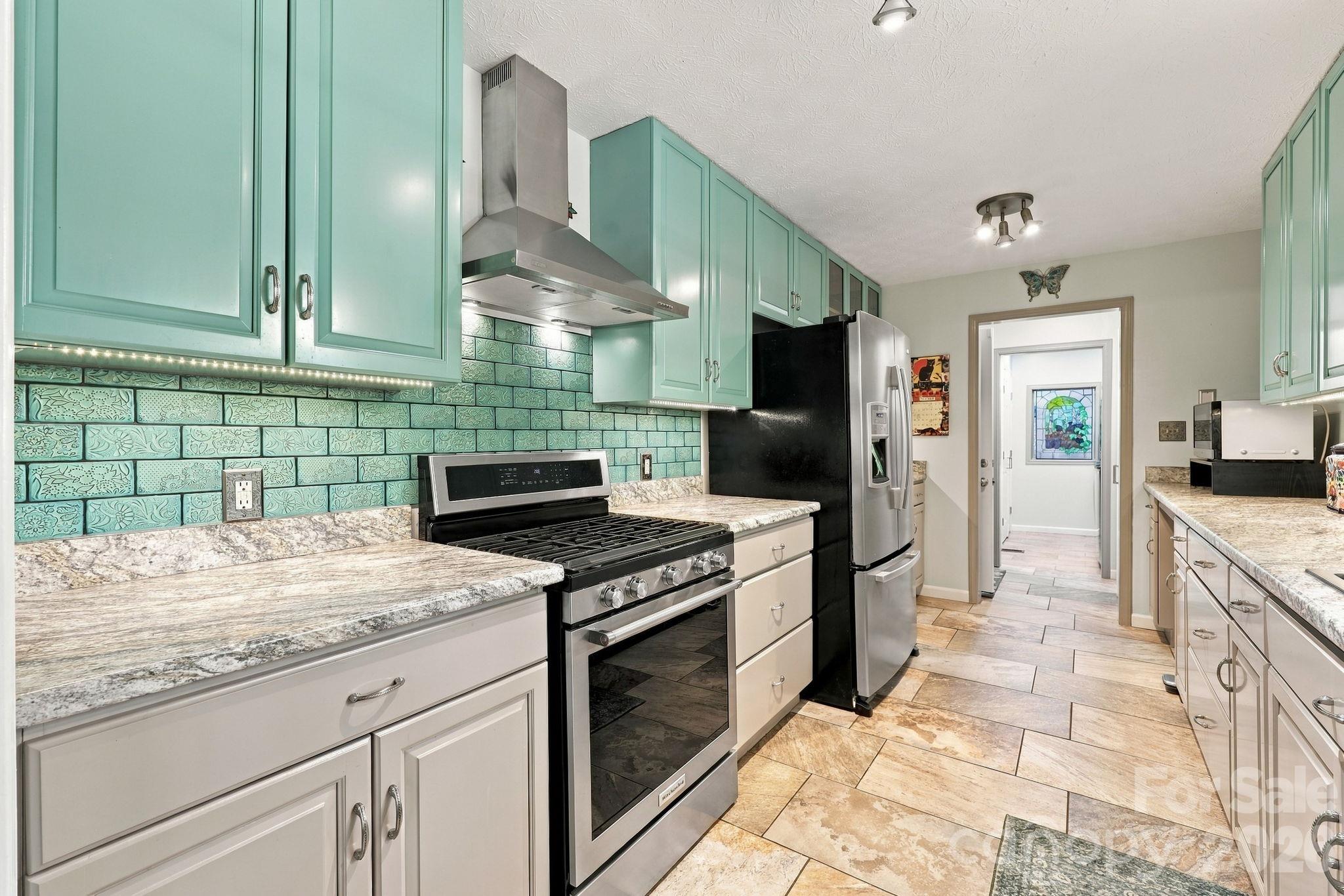 Bright kitchen gas stove - 14 Cambridge Drive, Candler