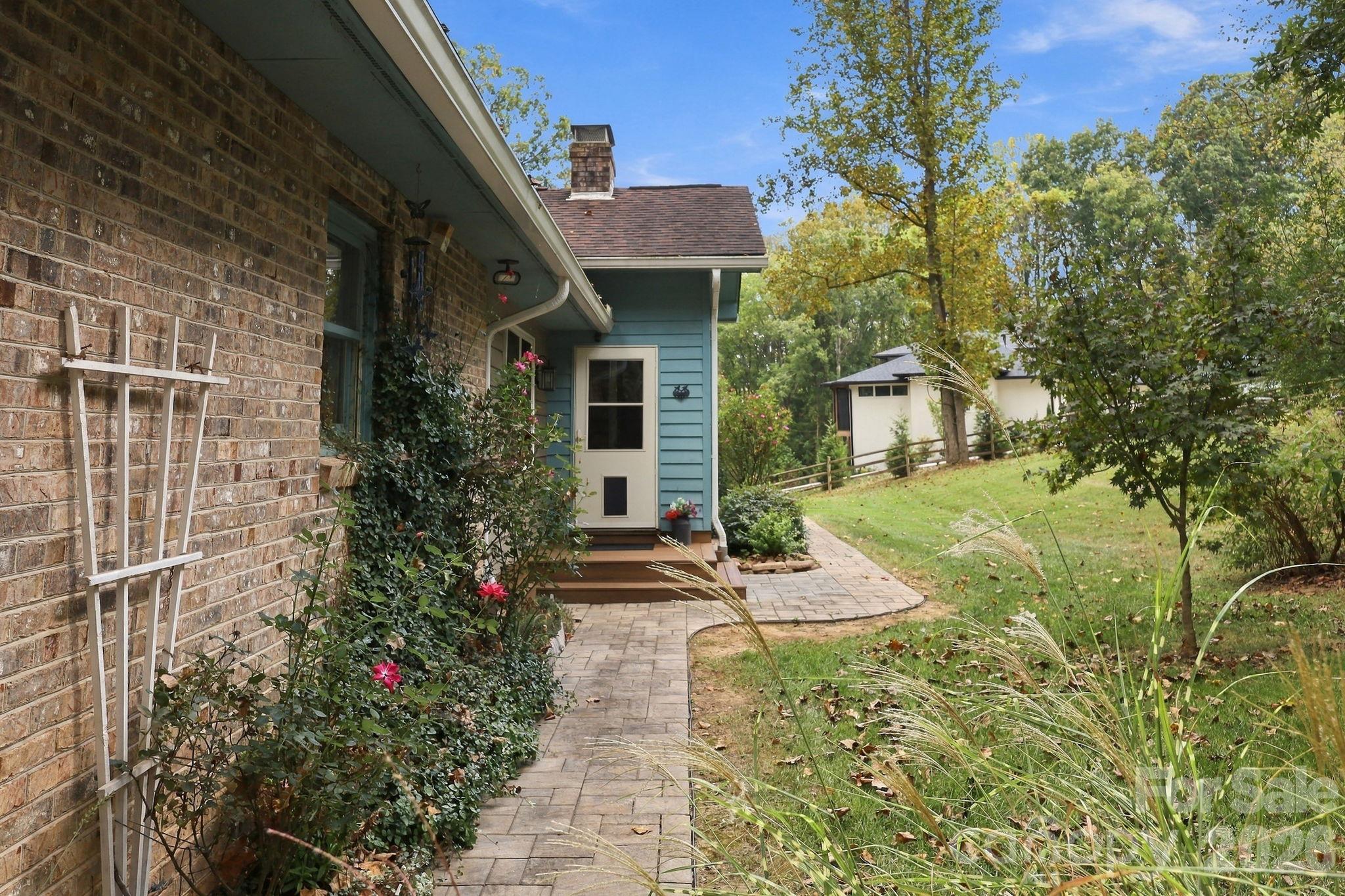 Side entry view - 14 Cambridge Drive, Candler