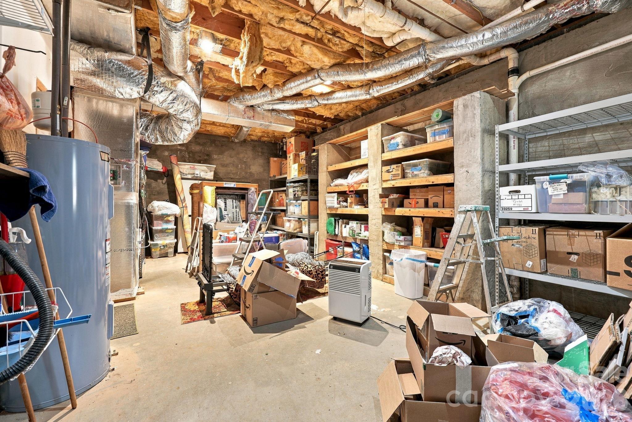 Downstairs Man cave or workshop high ceiling storage - 14 Cambridge Drive, Candler