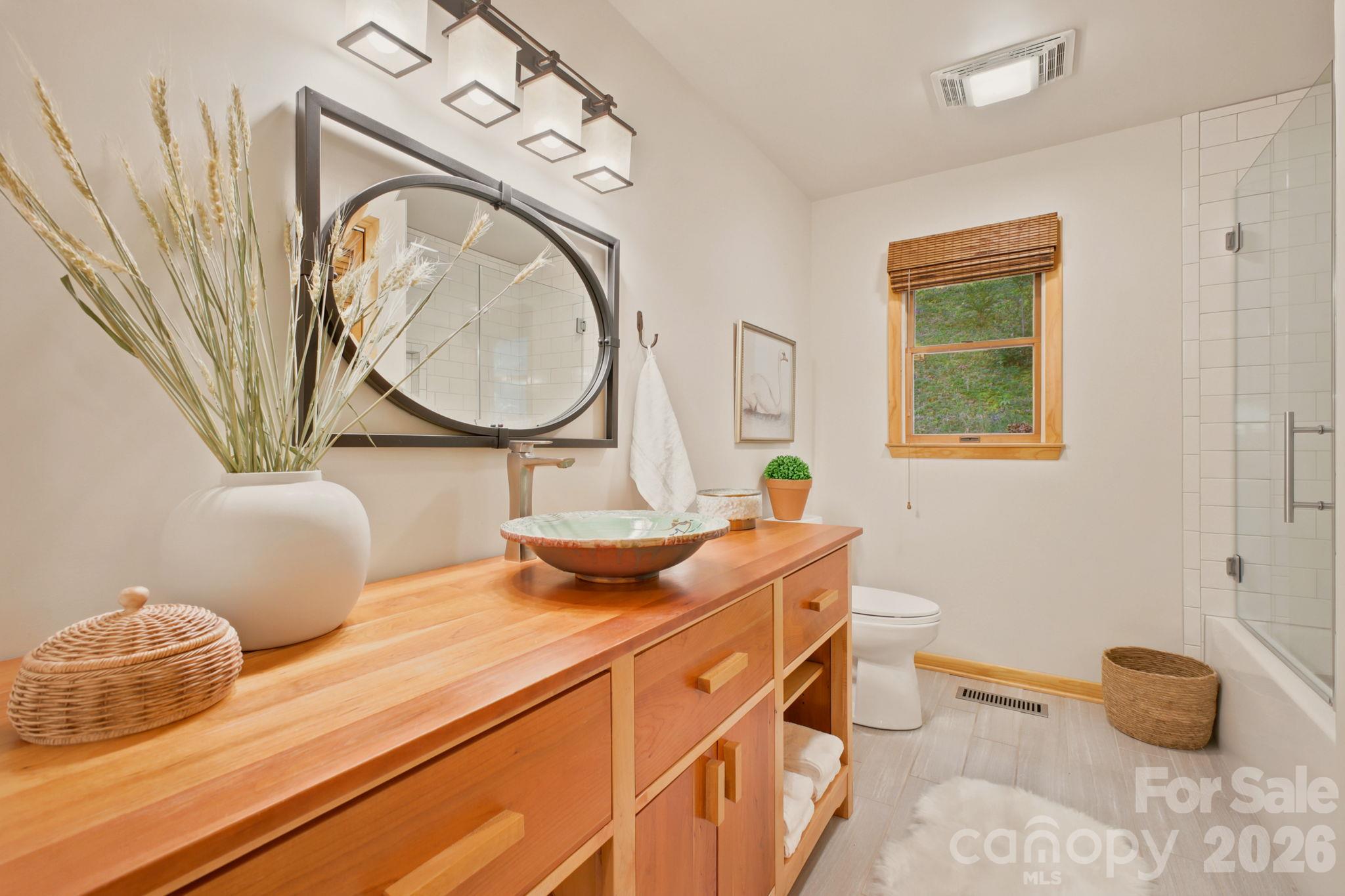 Guest full bath on main level - 2711 Rabbit Hop Road, Spruce Pine