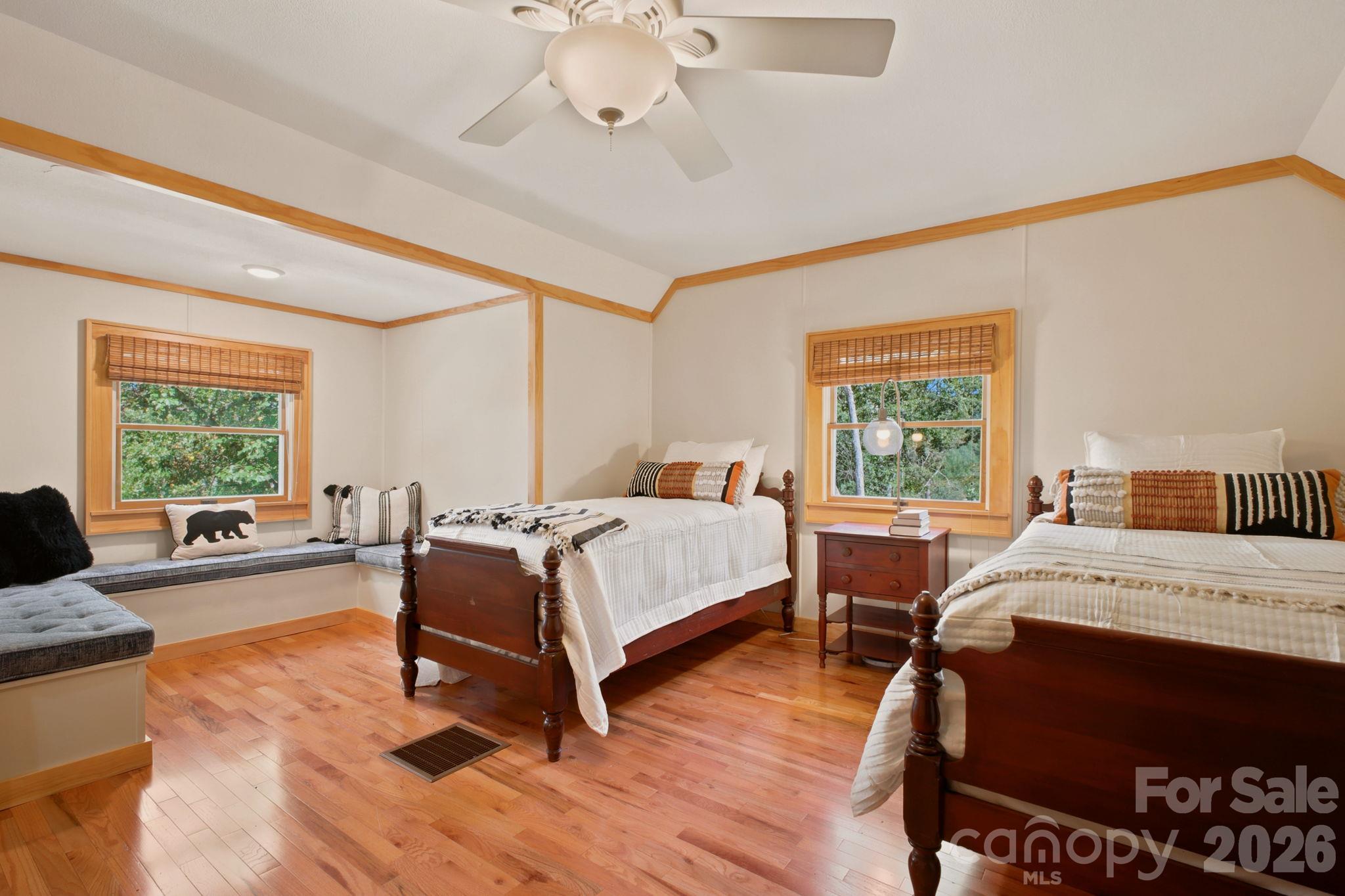 2nd floor guest room - 2711 Rabbit Hop Road, Spruce Pine