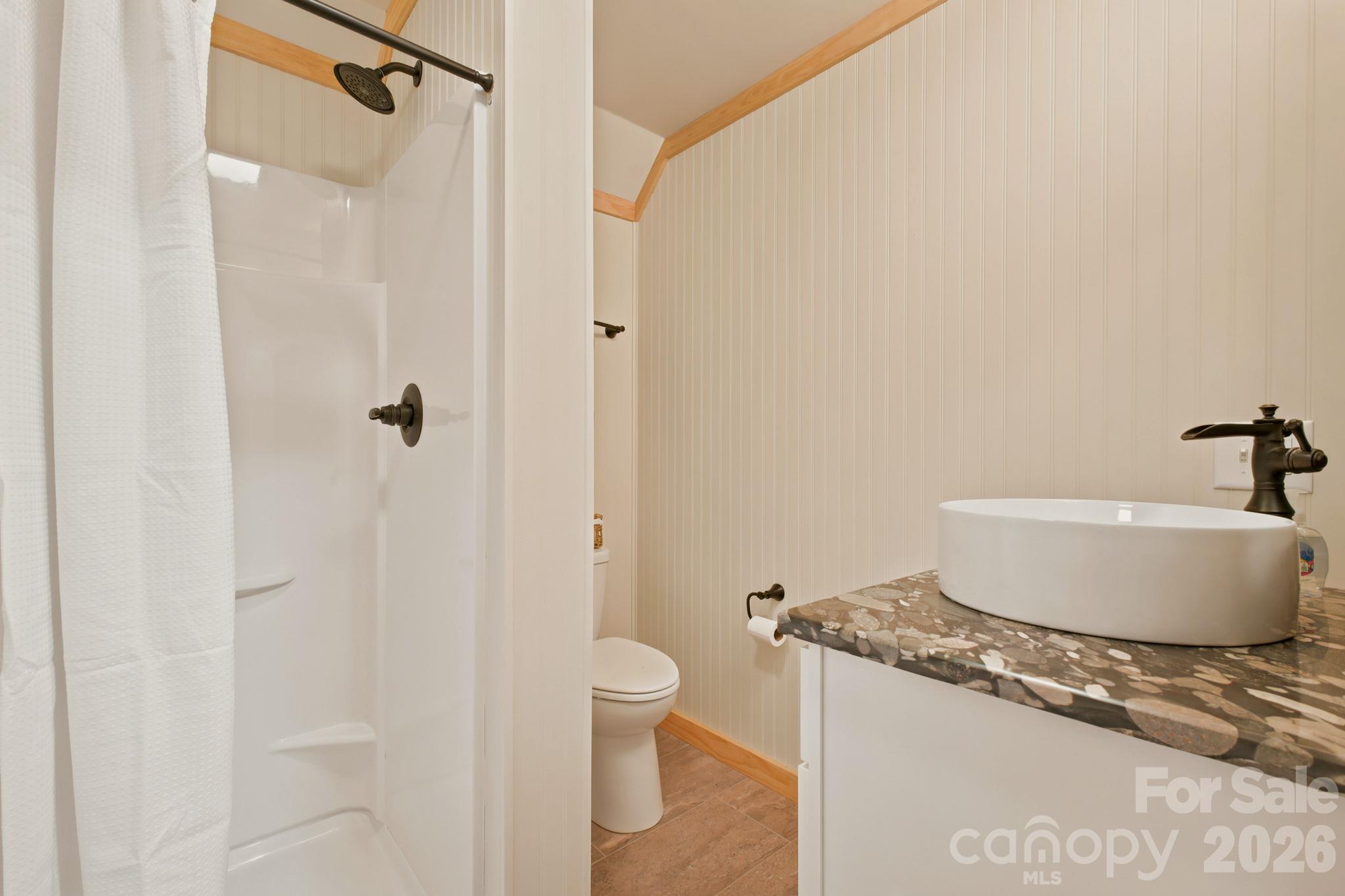 2nd floor full bathroom - 2711 Rabbit Hop Road, Spruce Pine