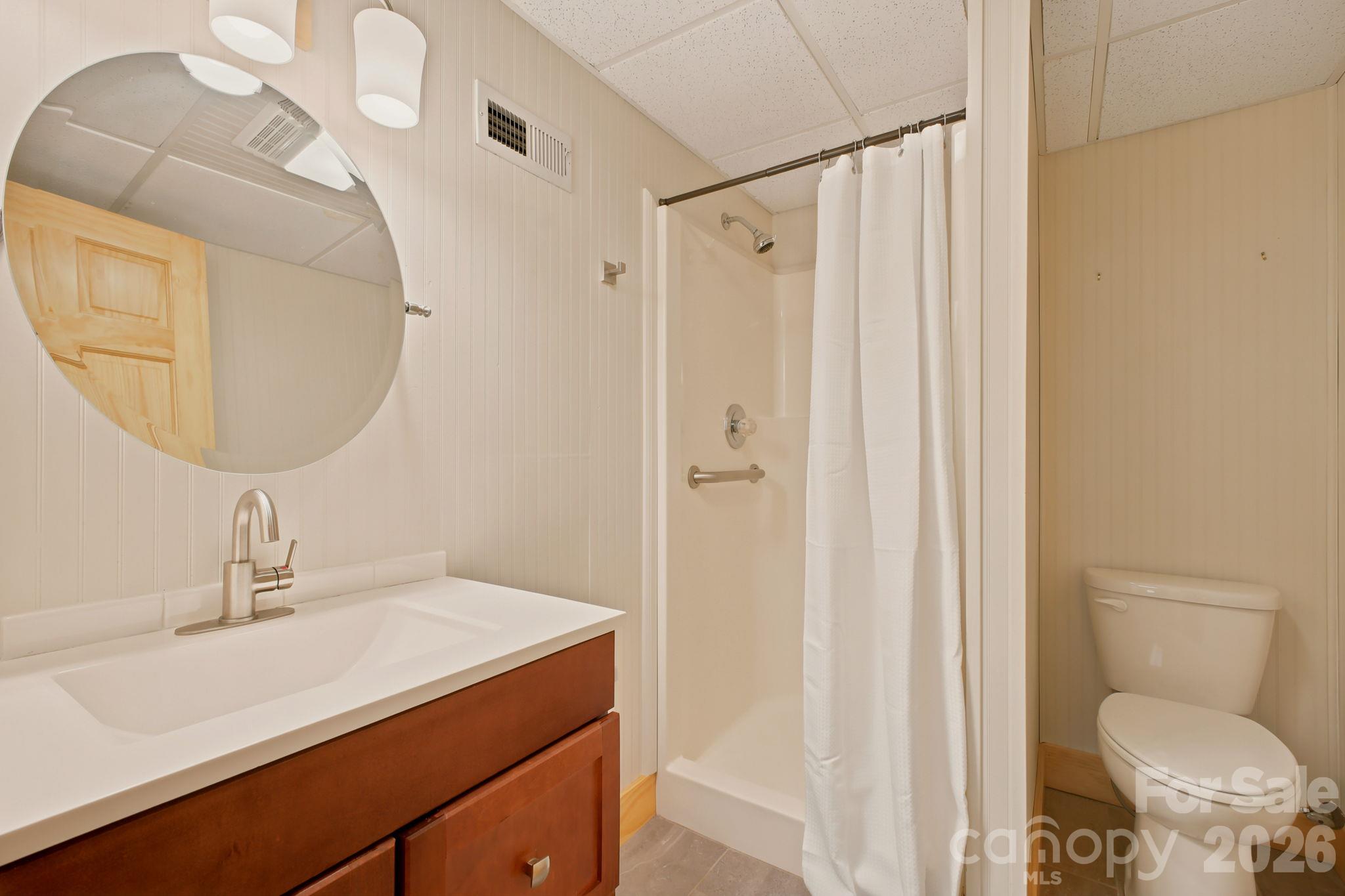 Lower level full bathroom - 2711 Rabbit Hop Road, Spruce Pine