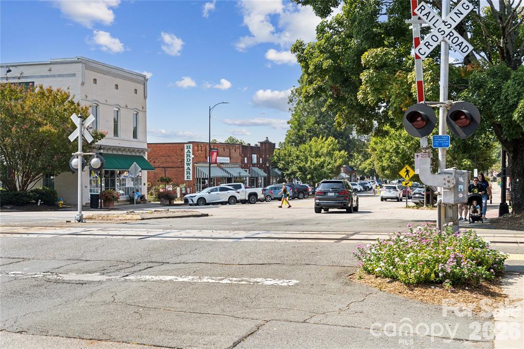 Just 4.4 miles to downtown Matthews - 16032 Cloud Nine Court, Matthews