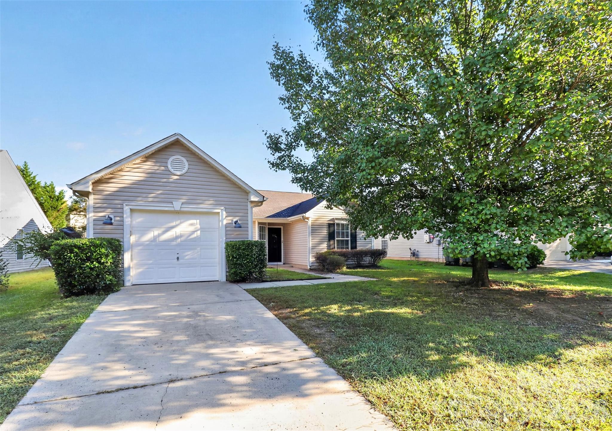 Single Family Residence at 1713 Summit Ridge Lane, Kannapolis, photo 2 of 30