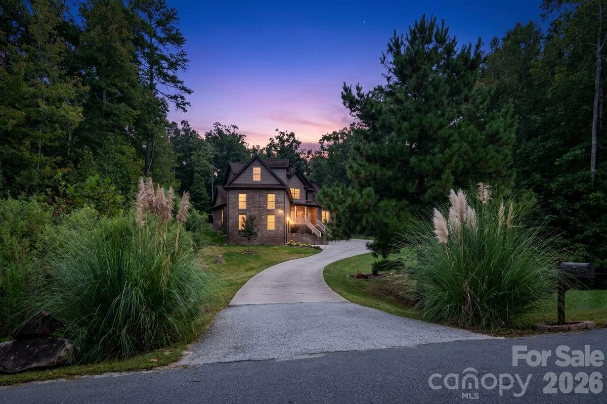 Single Family Residence at 330 Woodland Glen Road, Clover, photo 2 of 48
