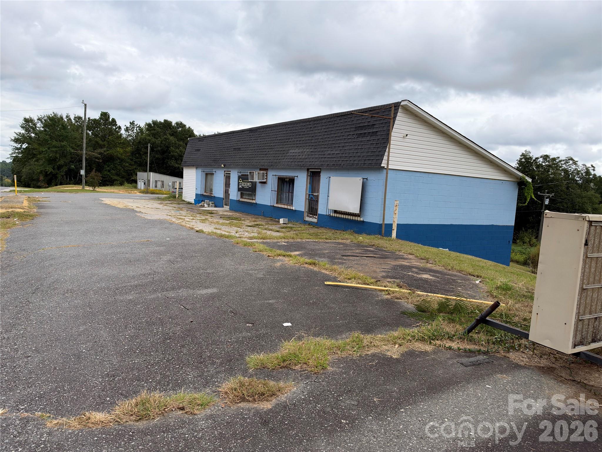 Convenience Store at 3265 Ridgeway Road, Great Falls, photo 2 of 10