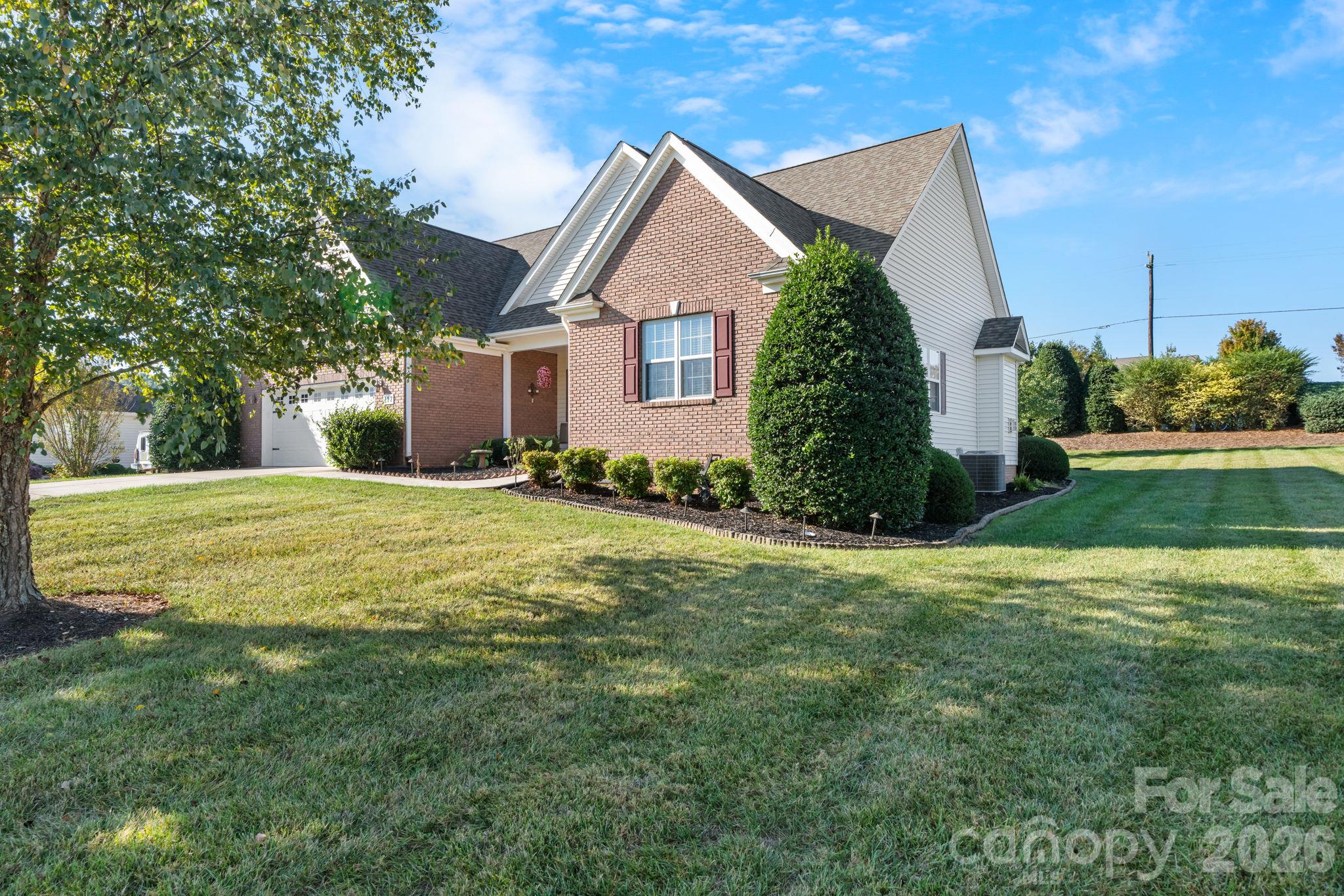 Single Family Residence at 117 W Vista View Place, Mooresville, photo 2 of 33