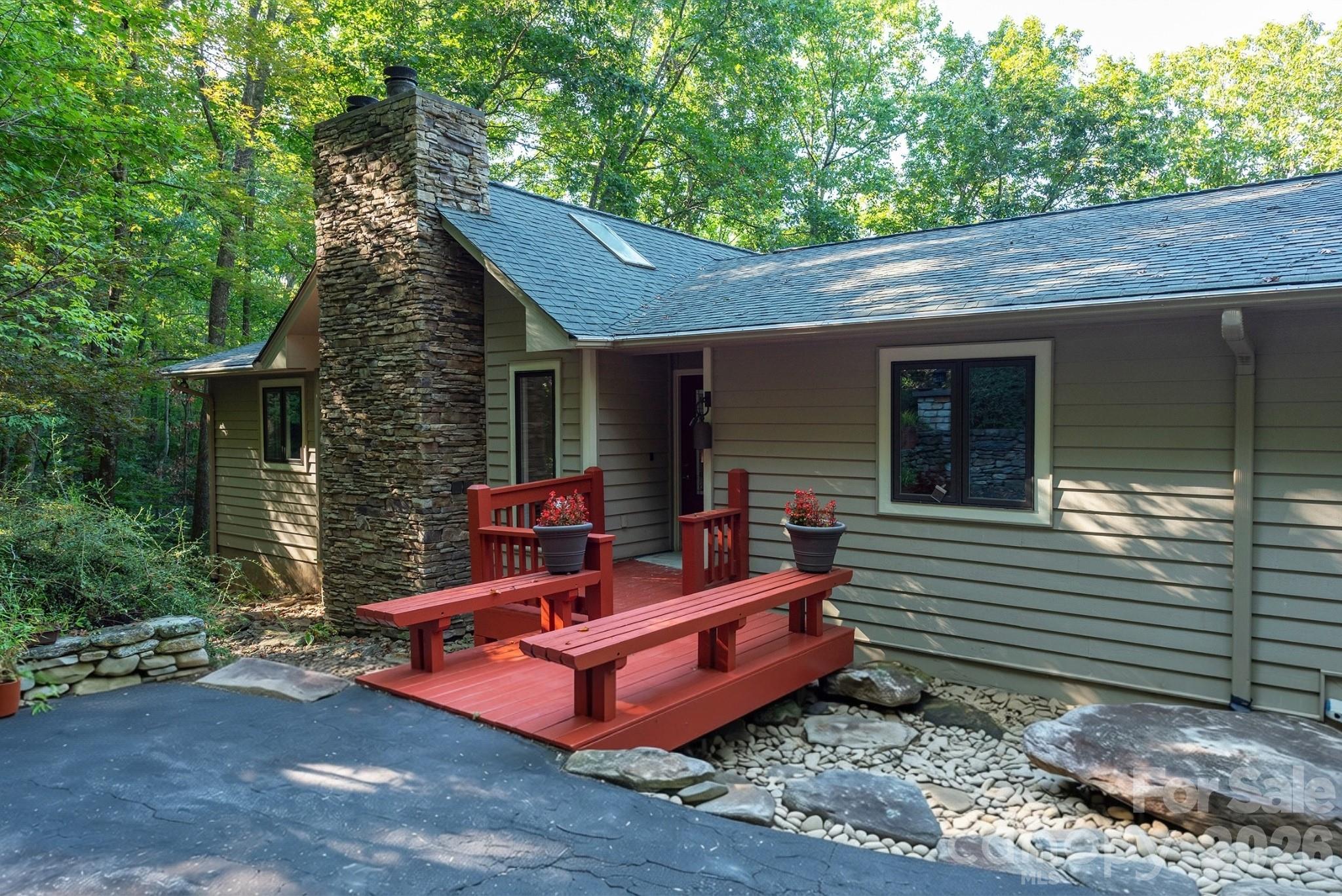 Single Family Residence at 190 Ridgeview Drive, Hendersonville, photo 2 of 44