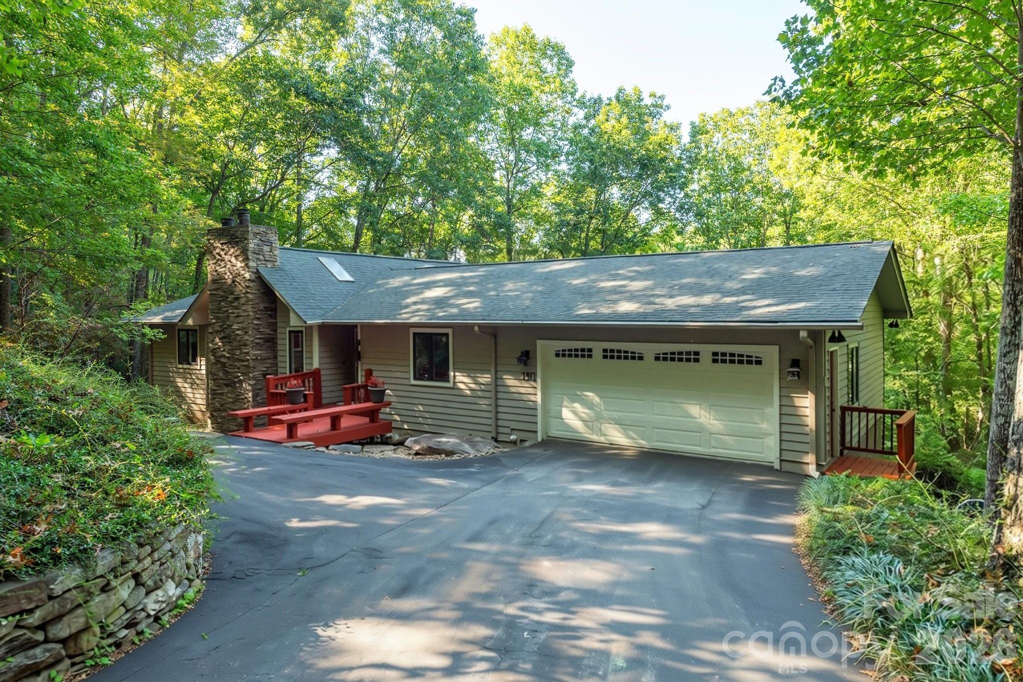 Single Family Residence at 190 Ridgeview Drive, Hendersonville, photo 3 of 44