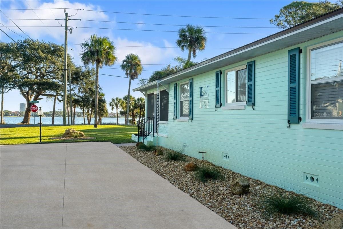 1146 RIVERSIDE DR