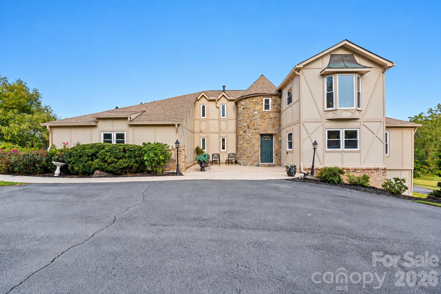 Single Family Residence at 422 Crooked Creek Road, Hendersonville, photo 2 of 48