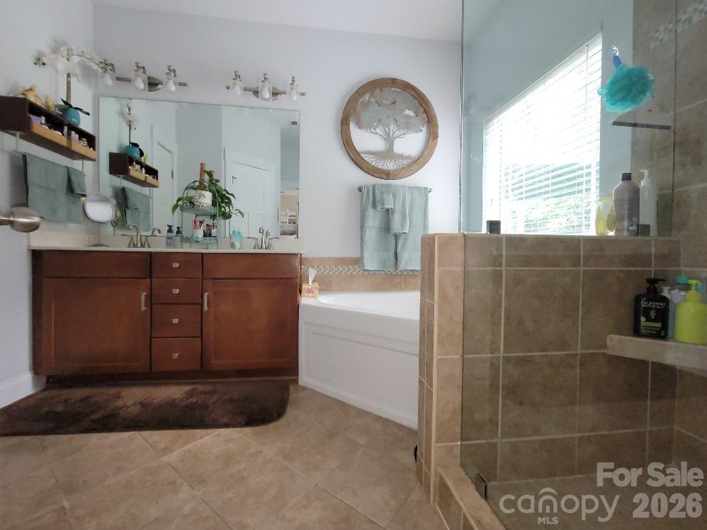 Beautiful Master Bath with Tub and Tiled Shower - 2117 London Lane, Belmont