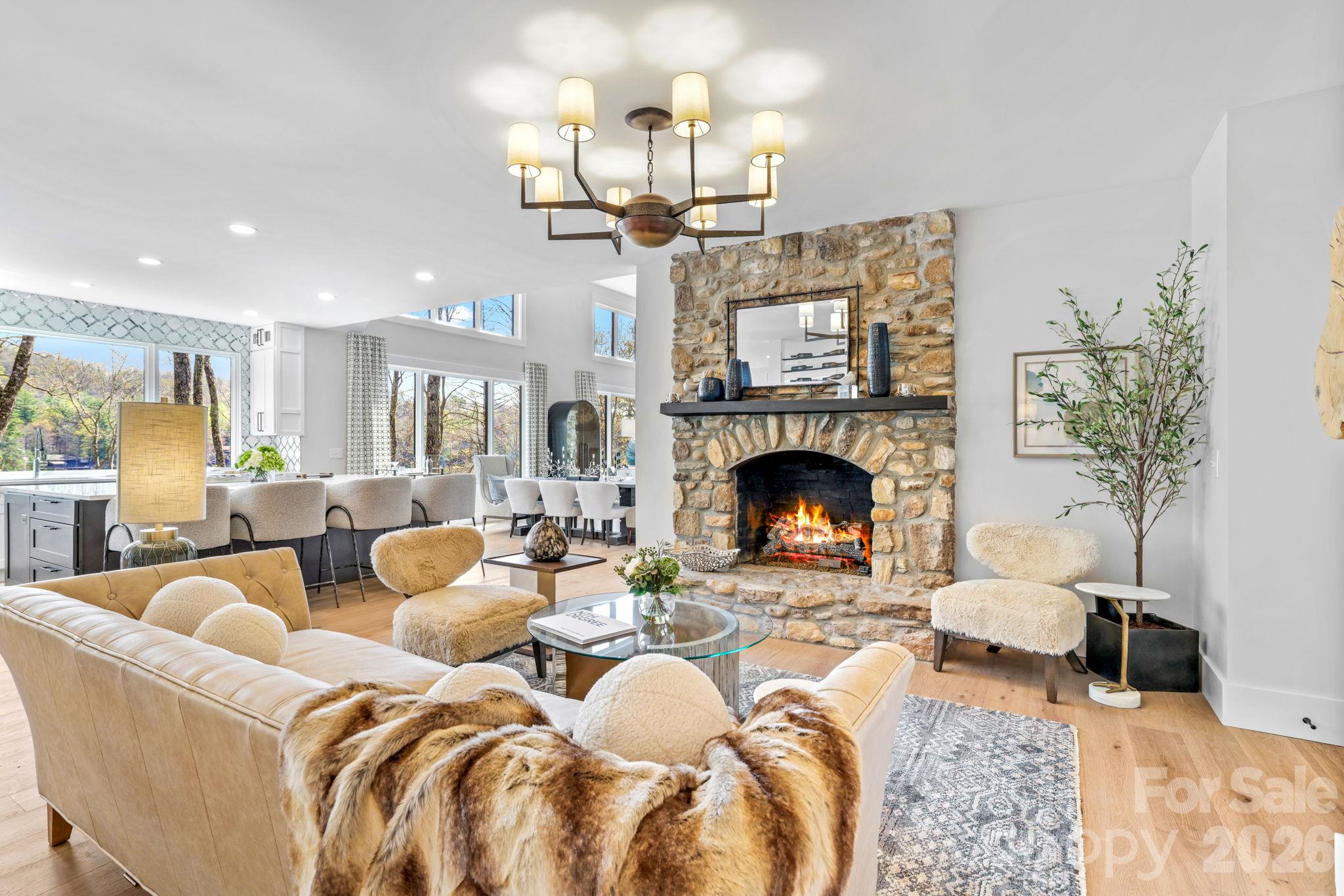 The cozy Hearth Rm - 95 Cardinal Trace, Lake Toxaway