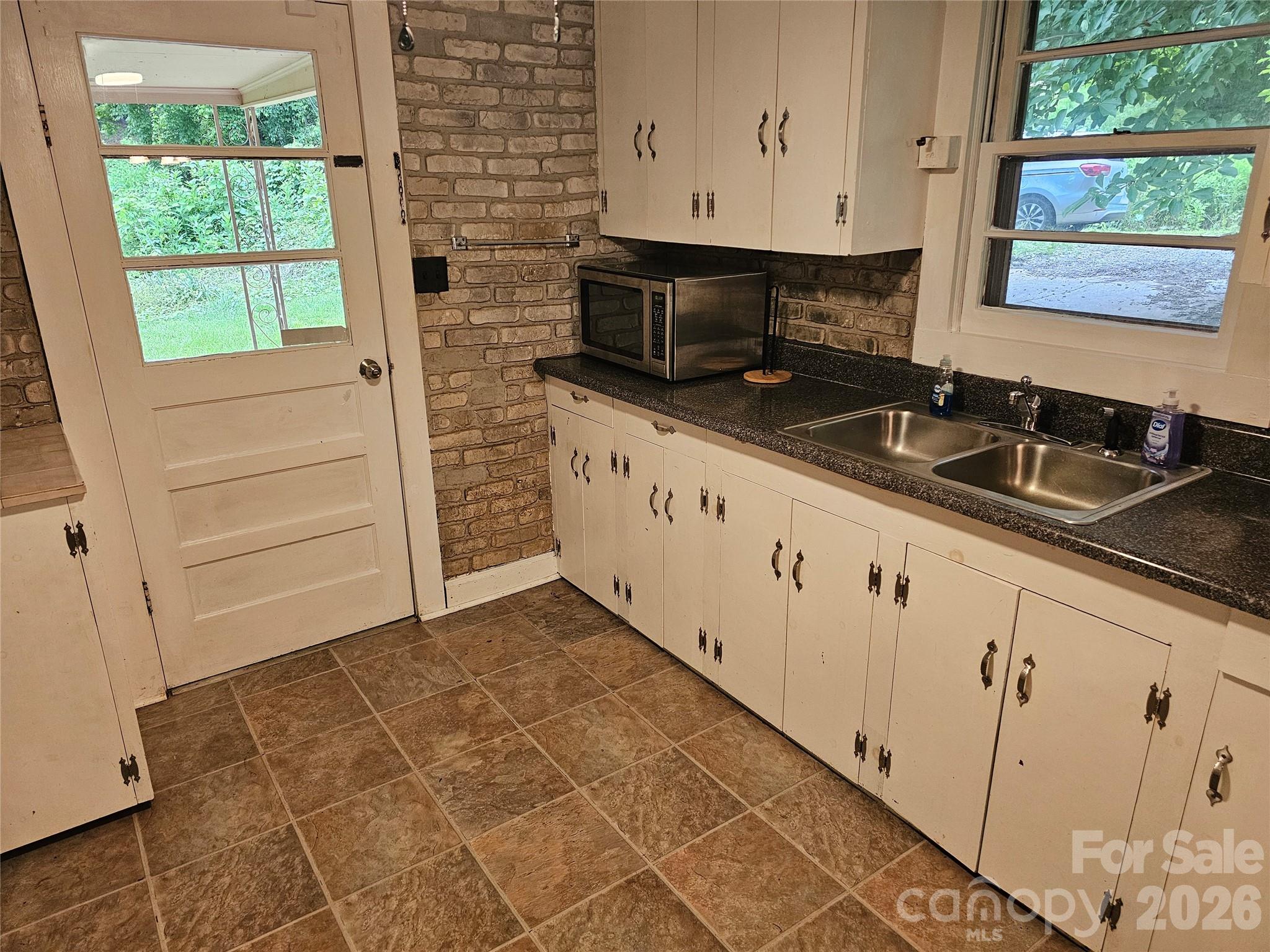 Kitchen entry - 573 Uptons Landing Road, Marion