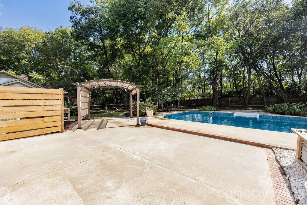 Single Family Residence at 9423 Whitethorn Drive, Charlotte, photo 15 of 46