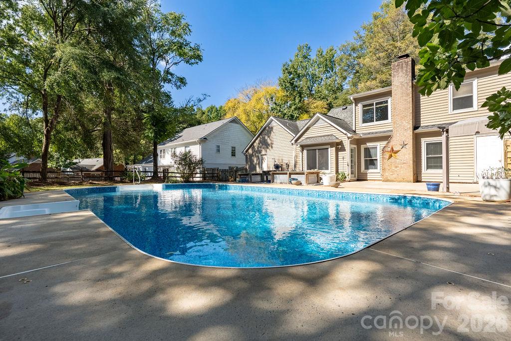 Single Family Residence at 9423 Whitethorn Drive, Charlotte, photo 7 of 46