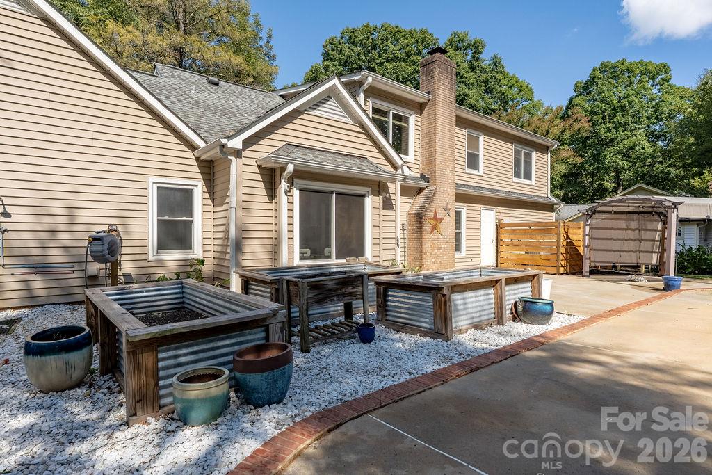 Single Family Residence at 9423 Whitethorn Drive, Charlotte, photo 9 of 46