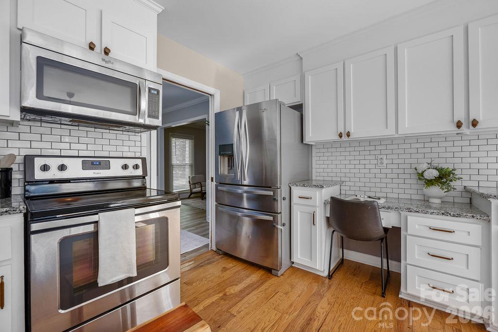 Single Family Residence at 9423 Whitethorn Drive, Charlotte, photo 22 of 46