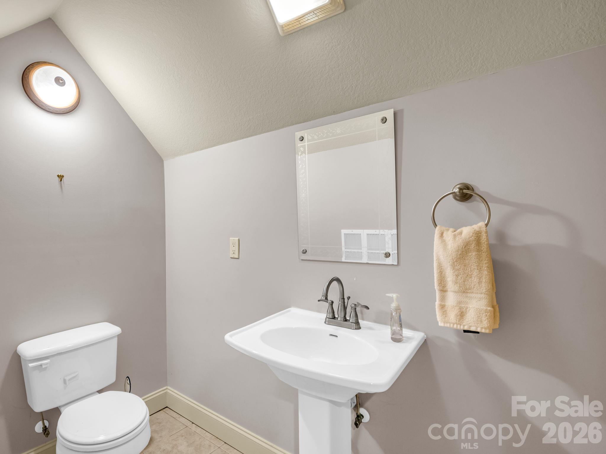 2nd bedroom En Suitebathroom - 61 Mountain Shadows Drive, Leicester
