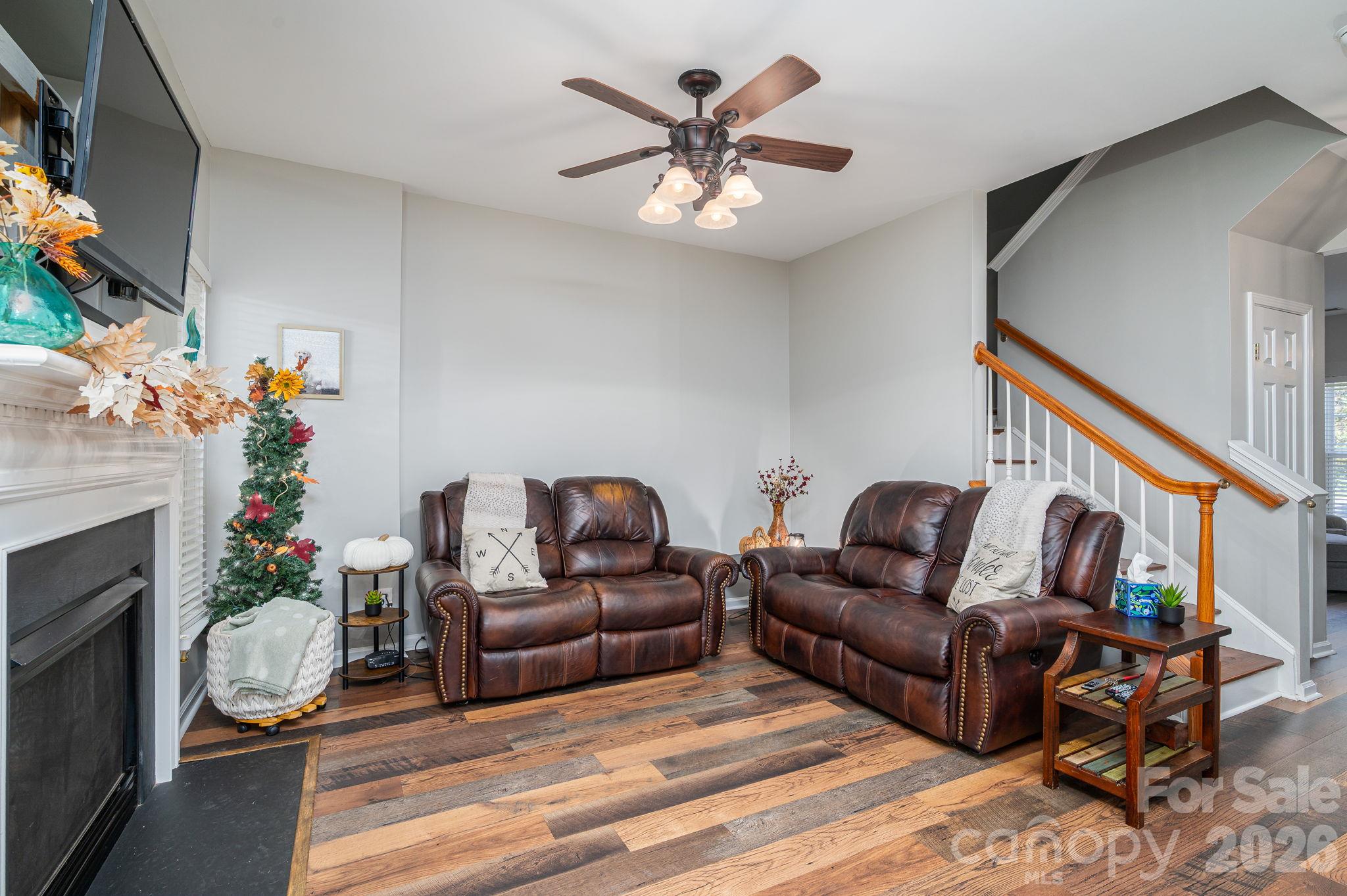 Family room - 7904 Mariners Pointe Circle, Denver