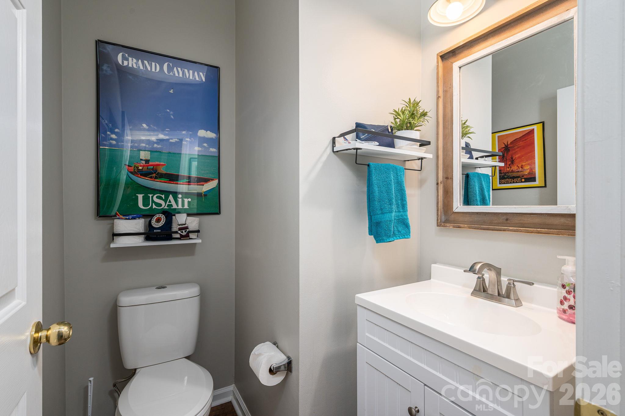 Half bath main level - 7904 Mariners Pointe Circle, Denver
