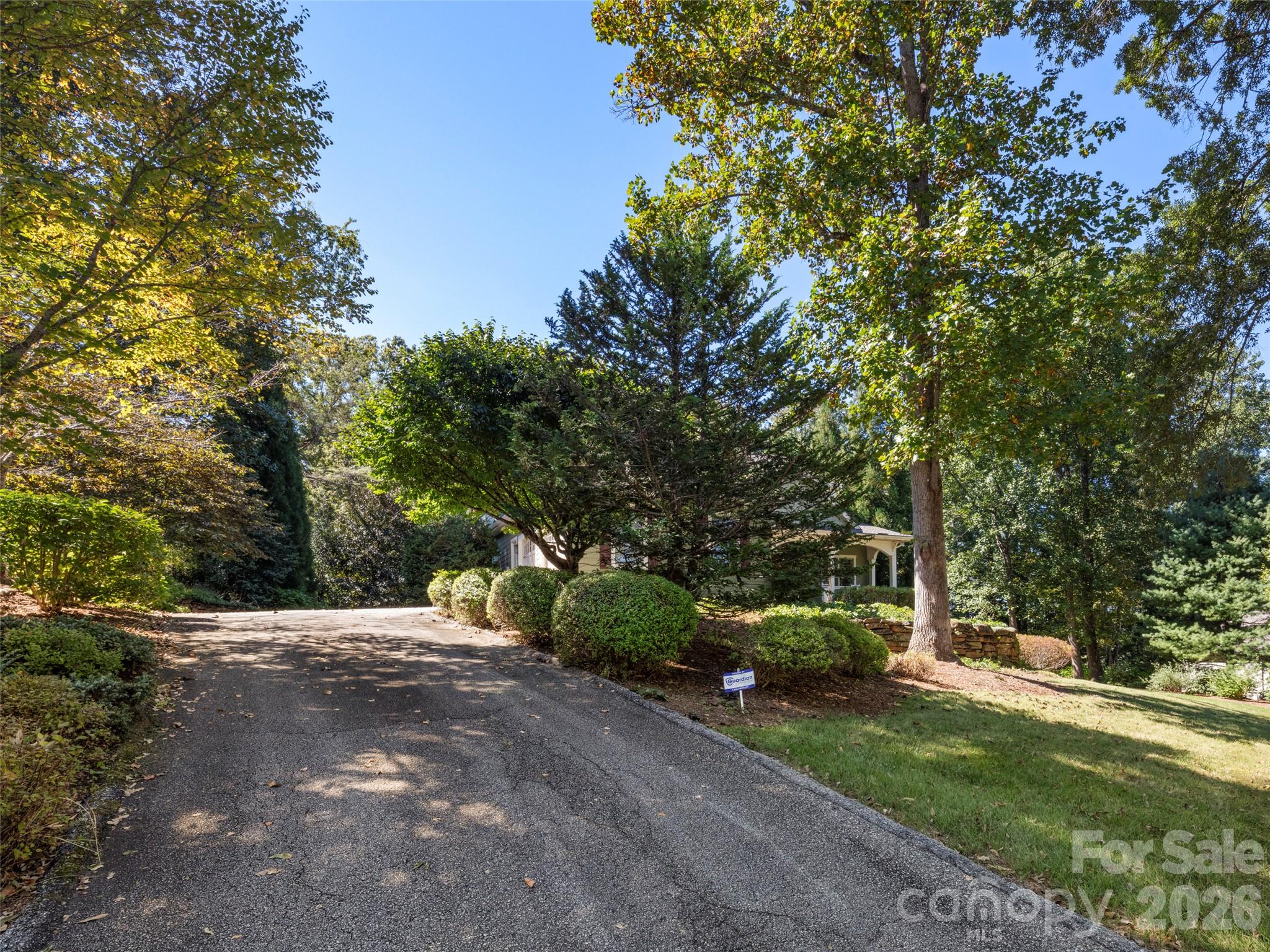 Single Family Residence at 184 Benhurst Court, Hendersonville, photo 4 of 28