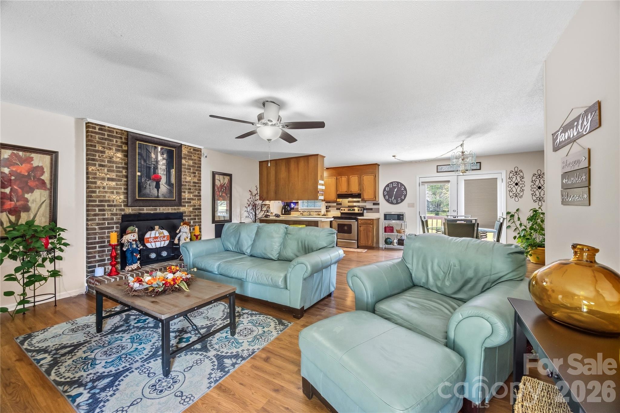 Single Family Residence at 305 W Timberland Drive, Grover, photo 2 of 18