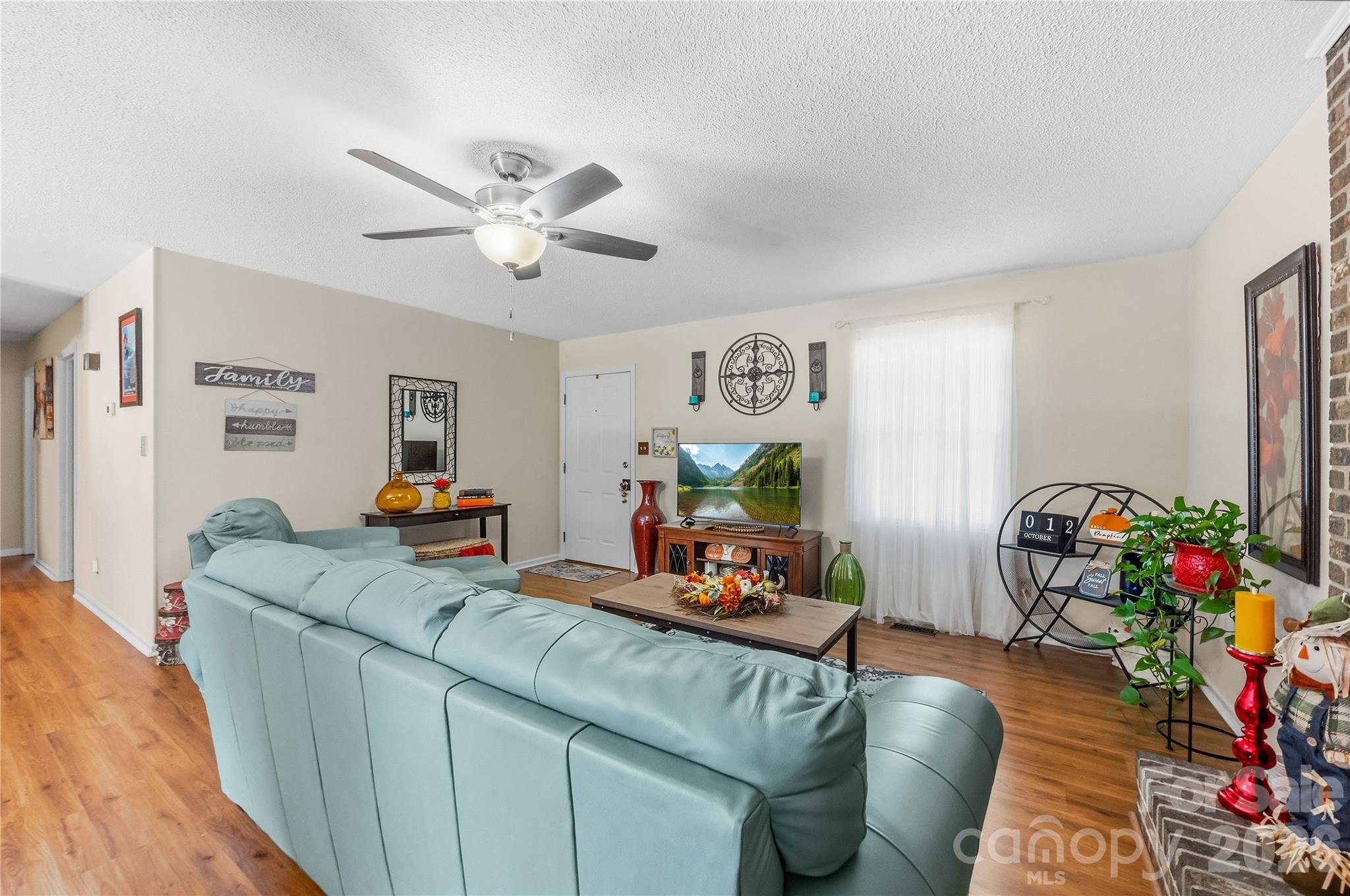 Single Family Residence at 305 W Timberland Drive, Grover, photo 4 of 18