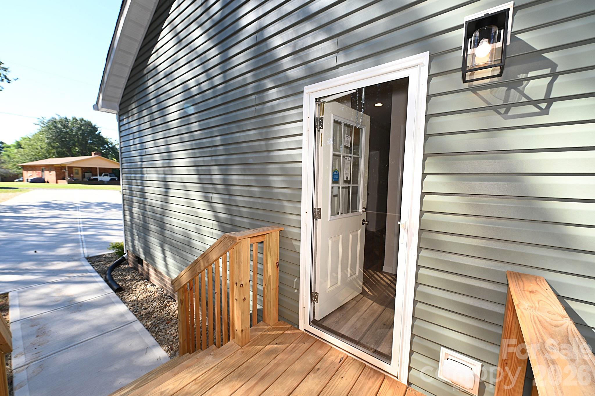 Mud room entrance - 2026 Windigo Street, Newton