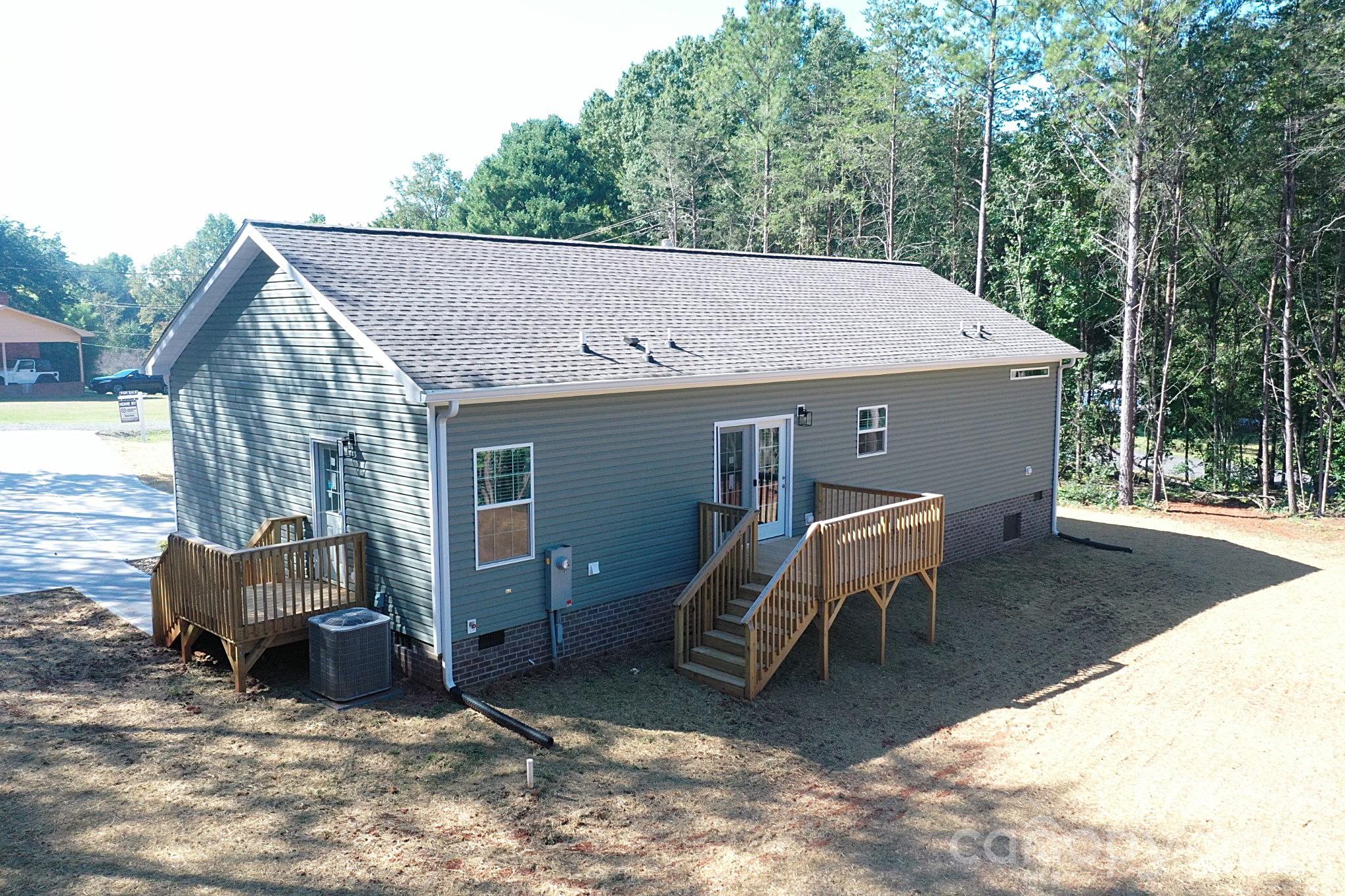 Single Family Residence at 2026 Windigo Street, Newton, photo 35 of 41