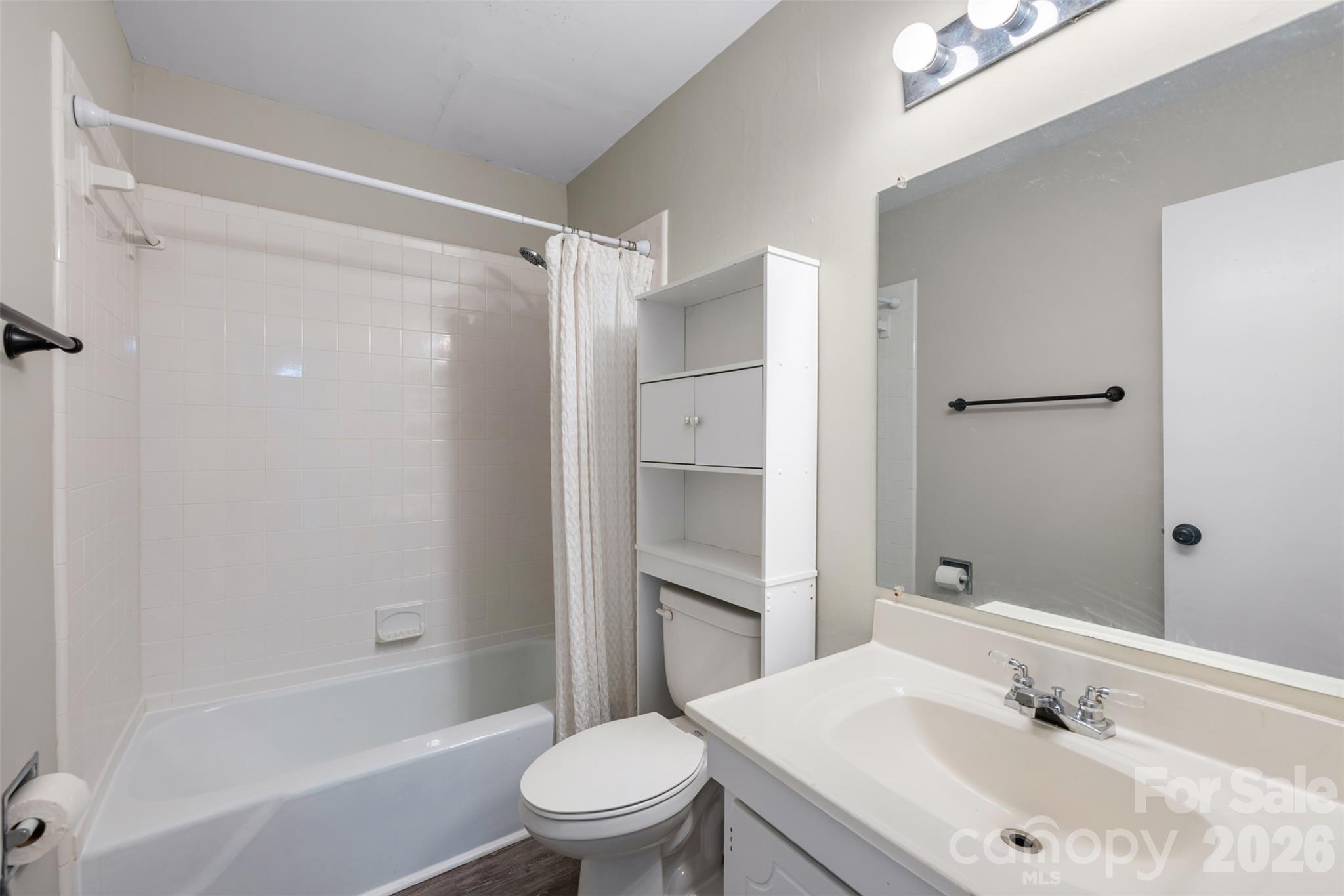 Hallway full bath - 4615 Coronado Drive, Charlotte