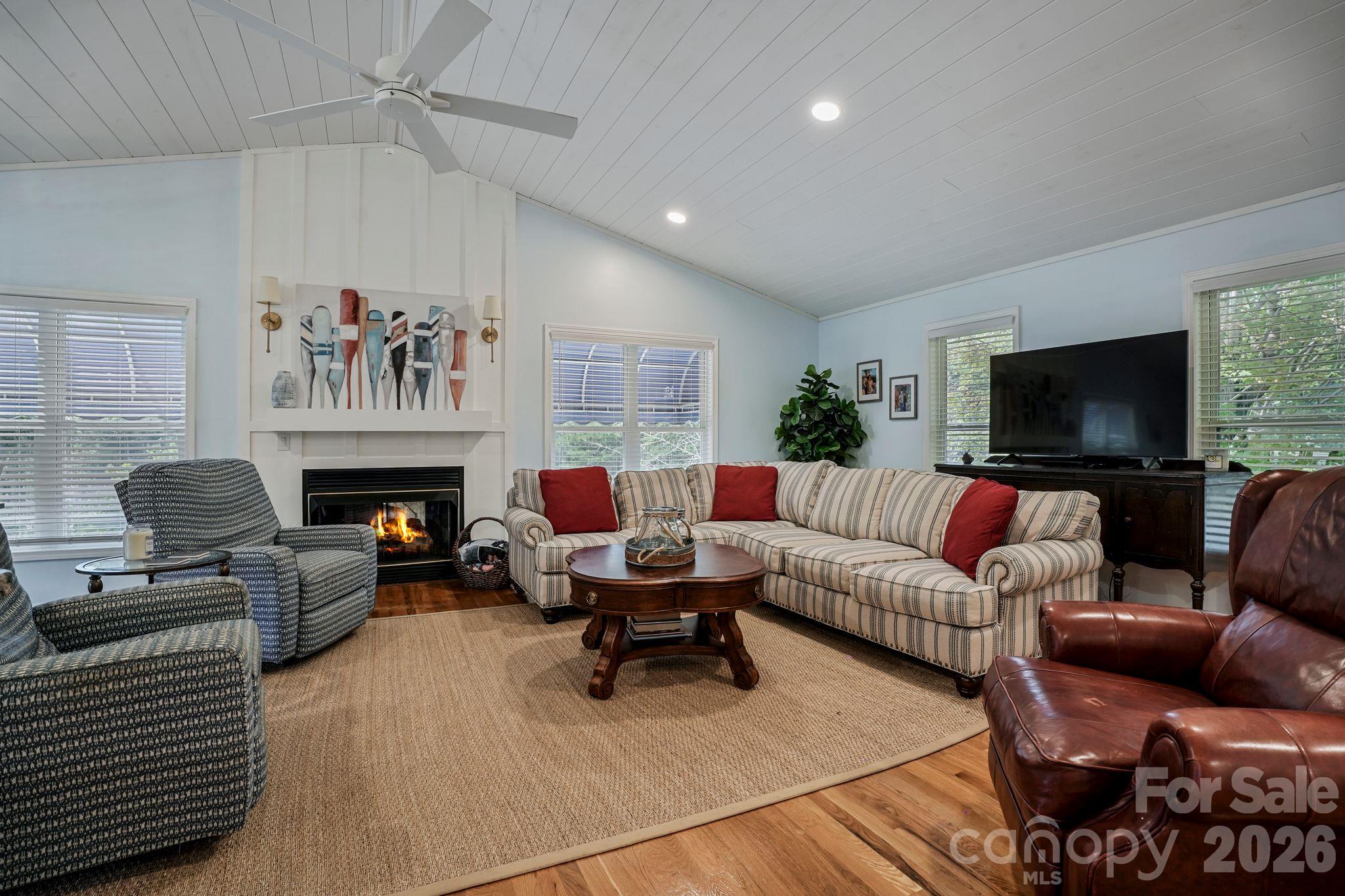 Single Family Residence at 2250 Mallard Cove Drive, Nebo, photo 6 of 48