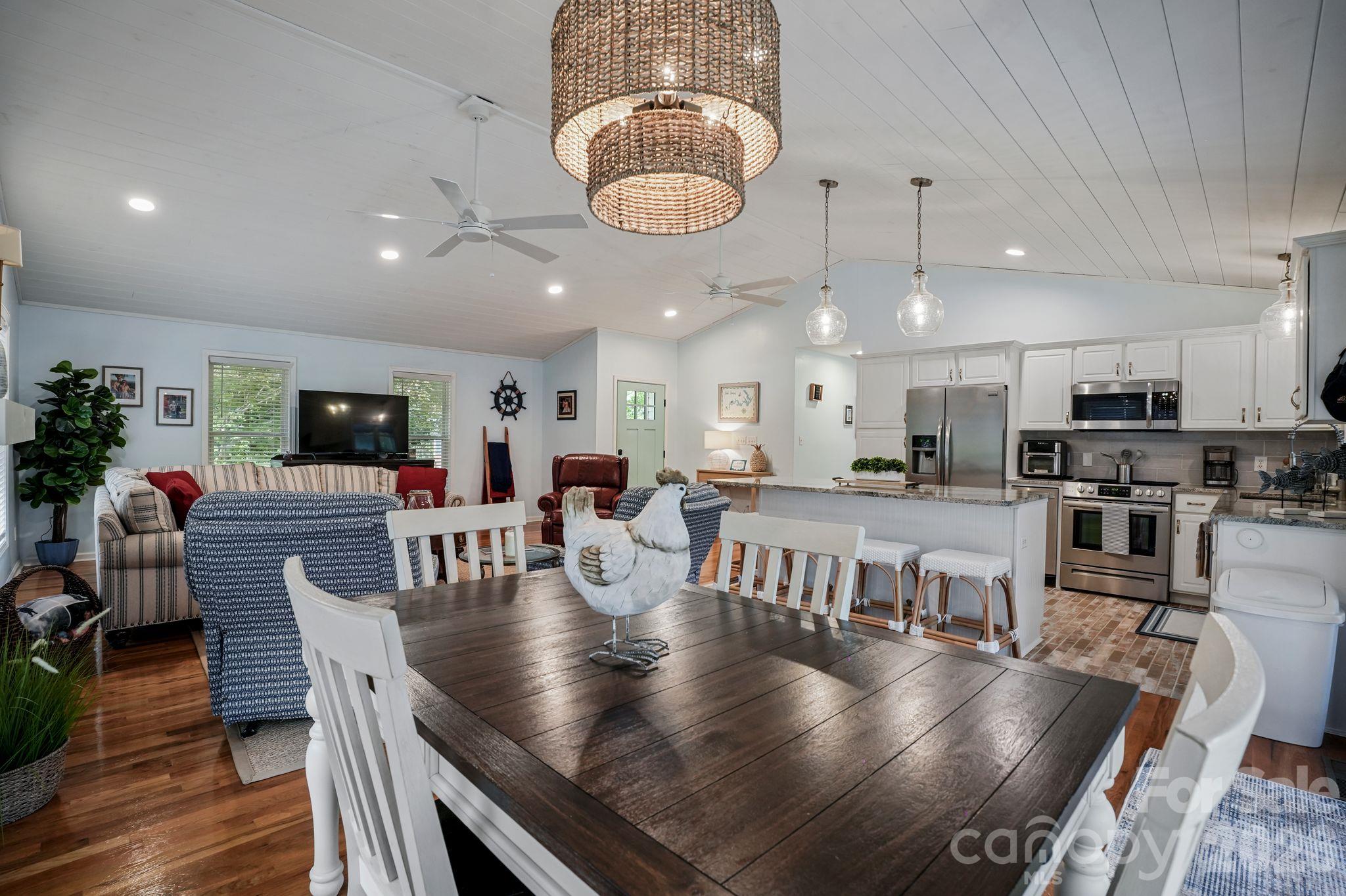 Single Family Residence at 2250 Mallard Cove Drive, Nebo, photo 10 of 48