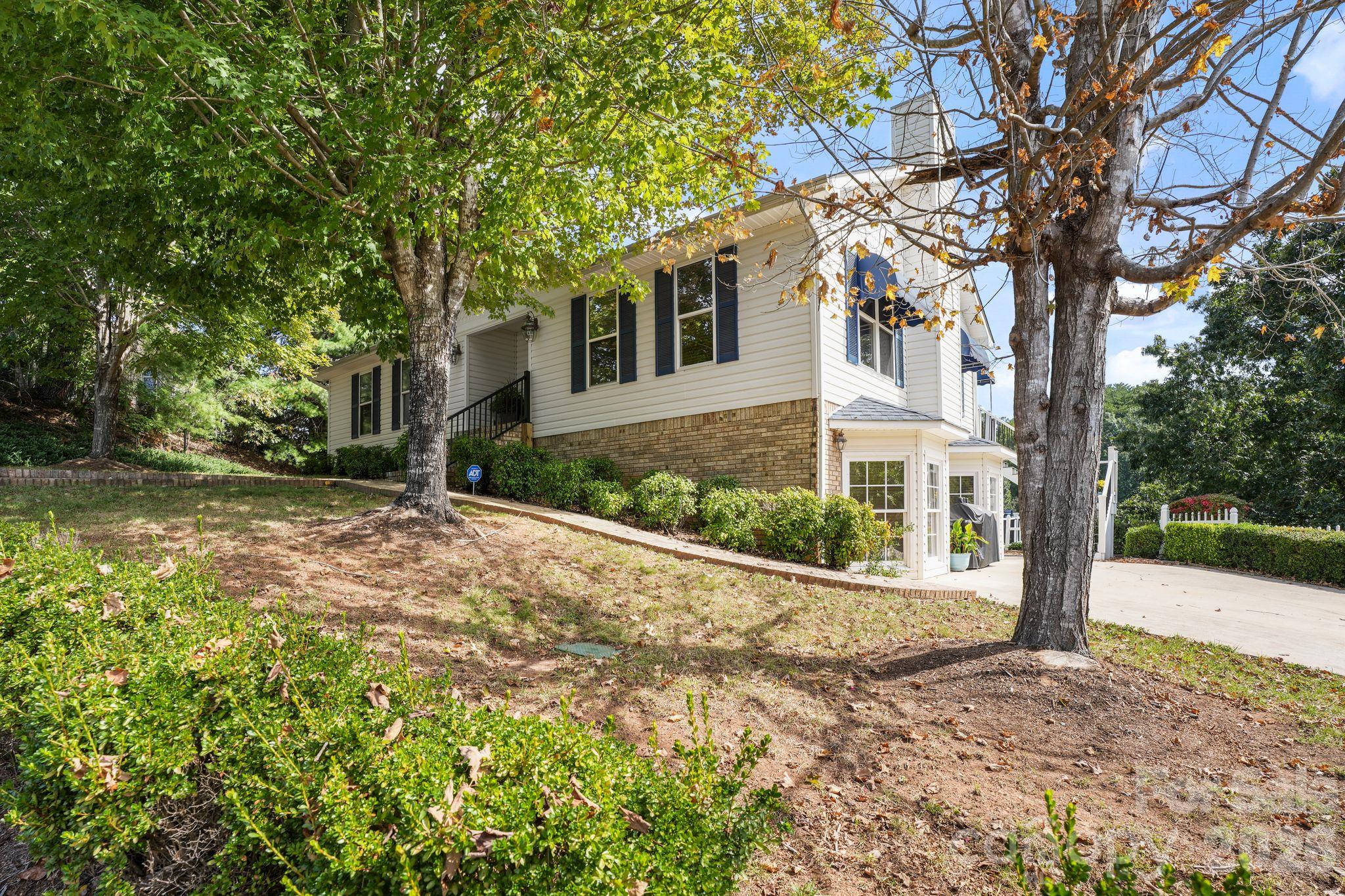Single Family Residence at 2250 Mallard Cove Drive, Nebo, photo 4 of 48