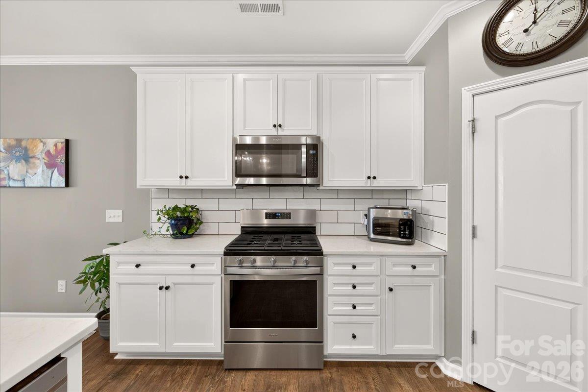 Gas range with electric oven SS appliances - 3093 Hartson Pointe Drive, Fort Mill