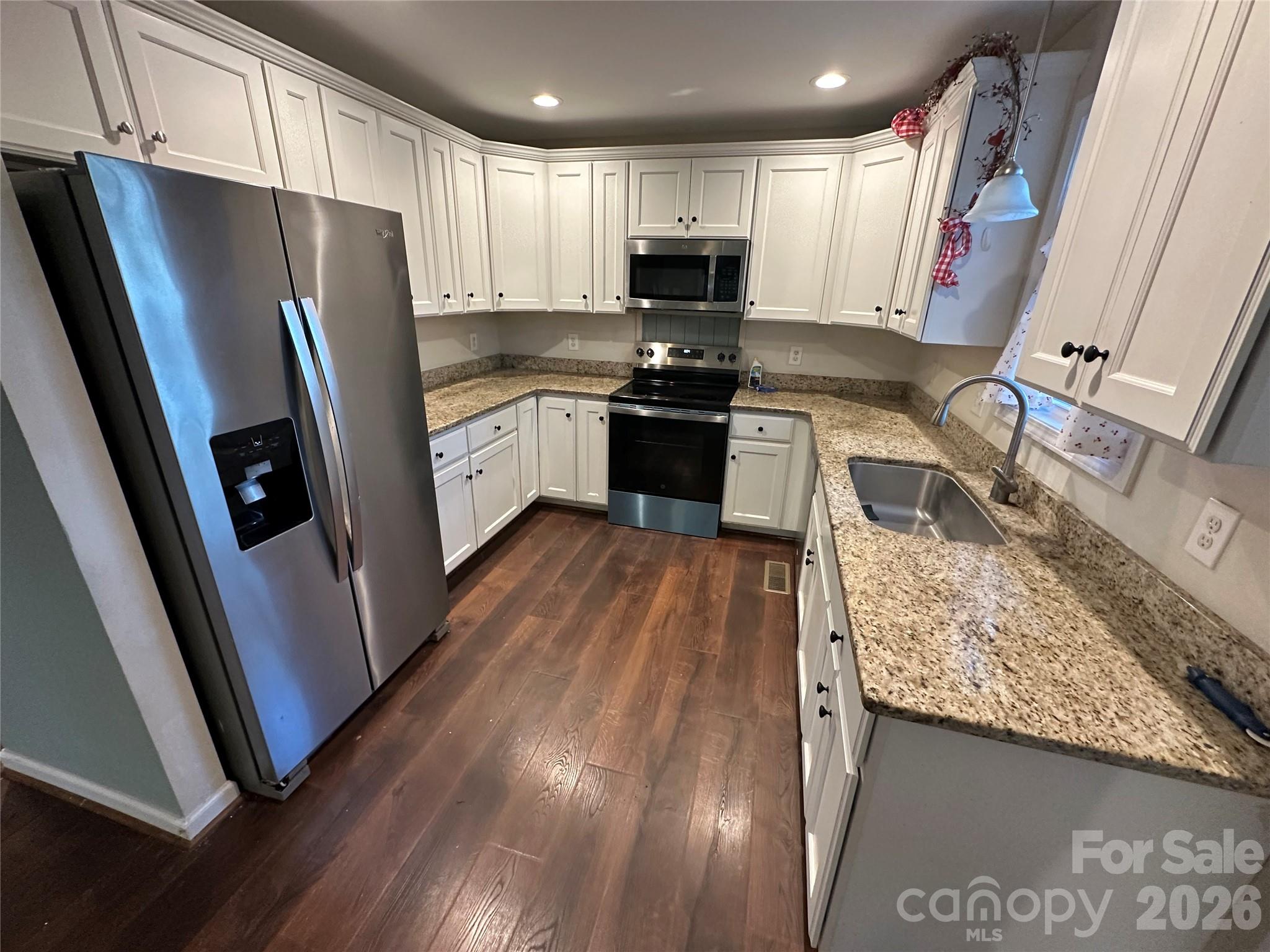 Single Family Residence at 177 Pinehaven Drive, New London, photo 7 of 44