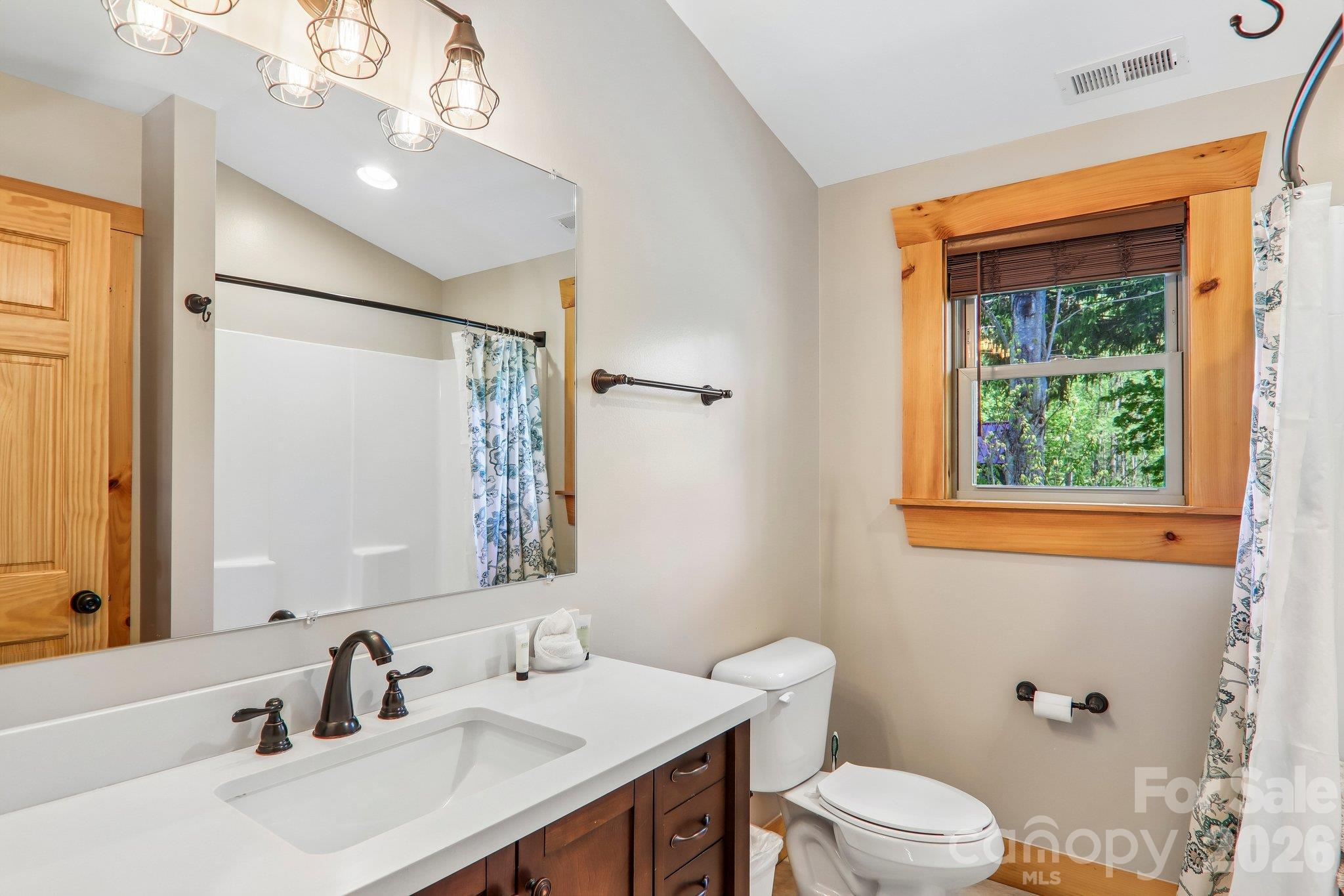 upstairs hall bathroom with tub shower - 589 Panoramic Loop, Maggie Valley