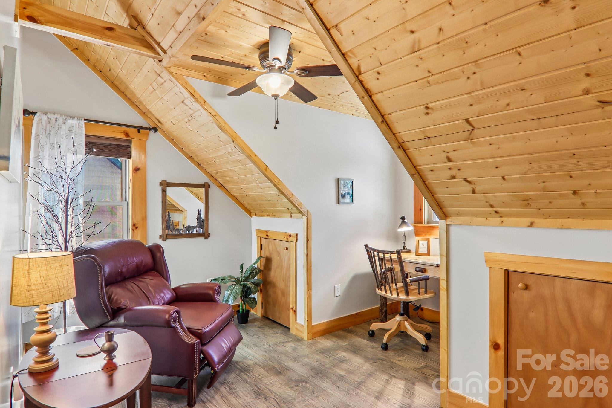 Seating space and office nook - 589 Panoramic Loop, Maggie Valley