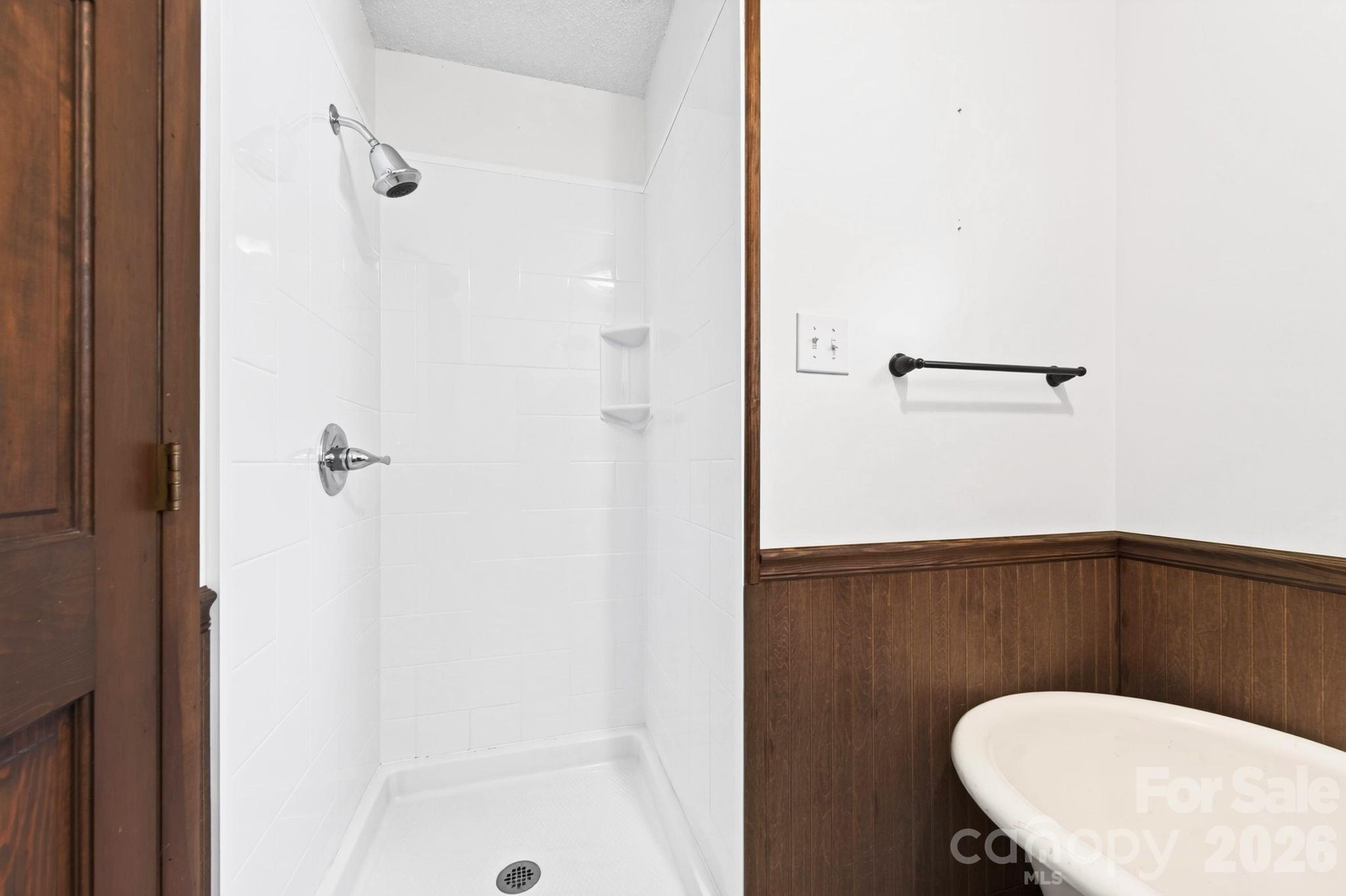 Hallway Bathroom with Shower and Soaker Tub - 340 Genesis Circle, Black Mountain