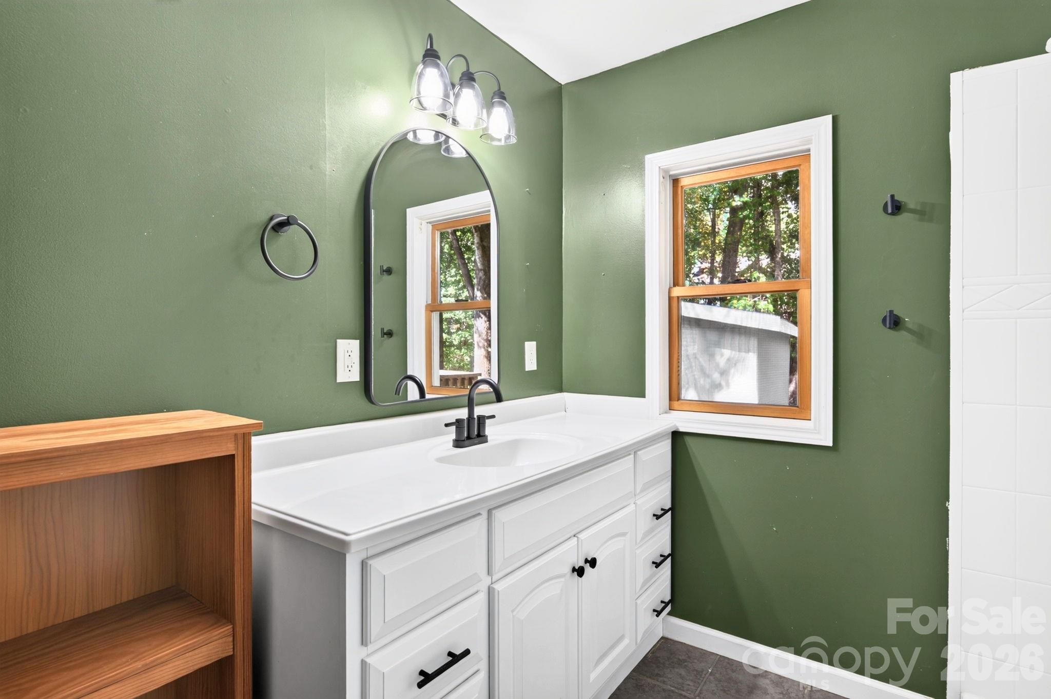 Ensuite Primary Bathroom - 340 Genesis Circle, Black Mountain