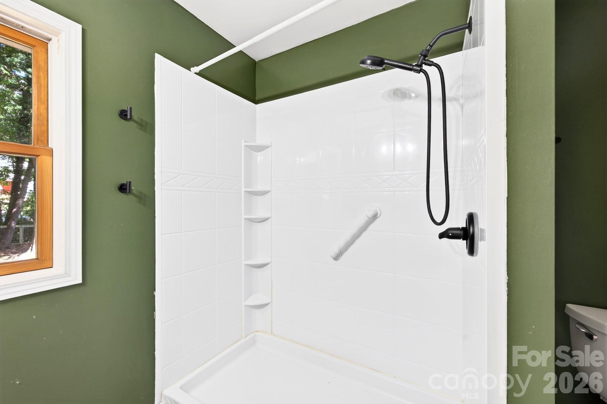 Primary Shower - 340 Genesis Circle, Black Mountain