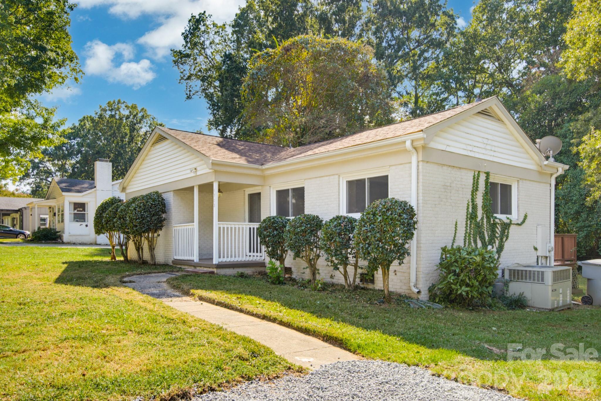 Single Family Residence at 1733 Merry Oaks Road, Charlotte, photo 5 of 44