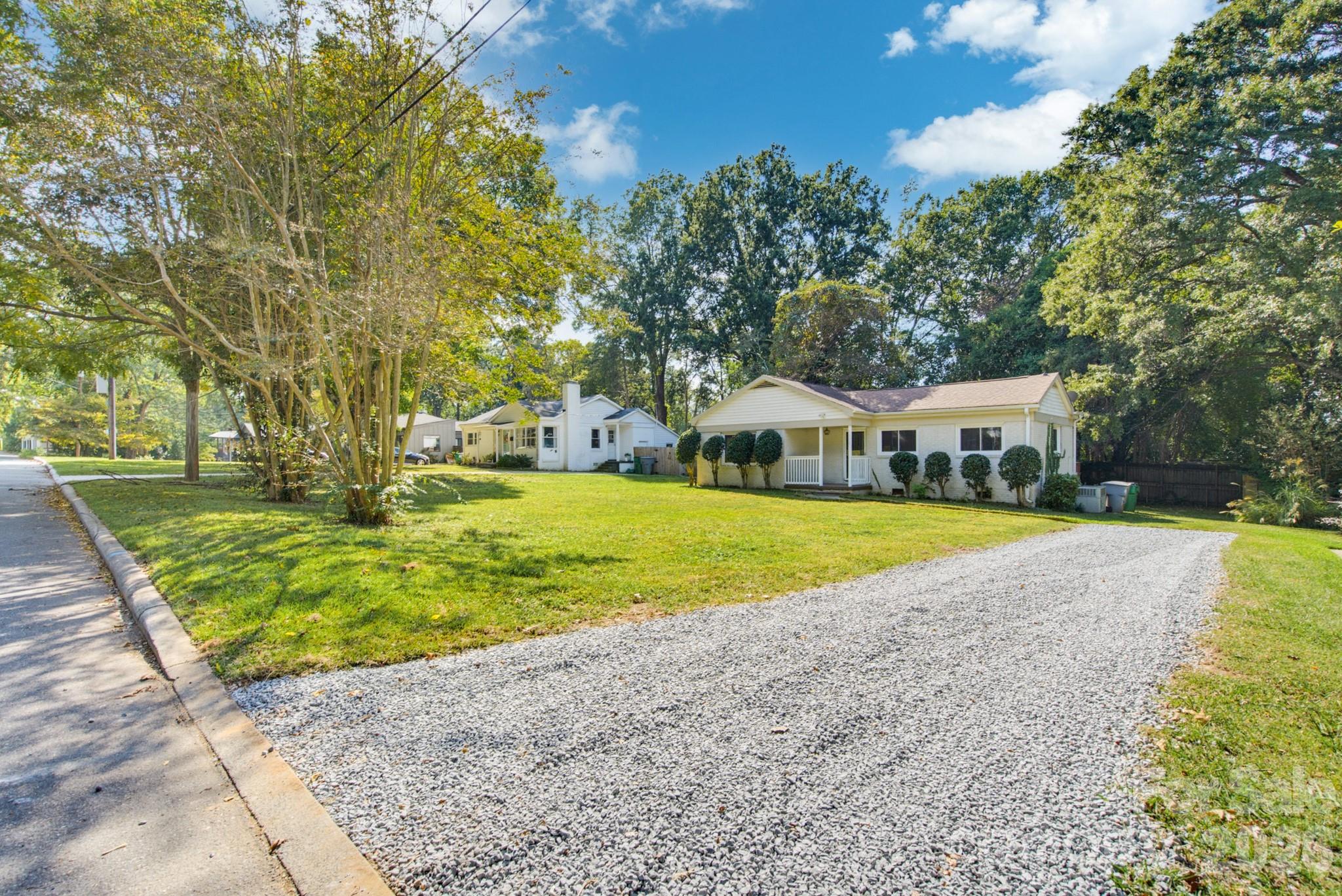 Single Family Residence at 1733 Merry Oaks Road, Charlotte, photo 4 of 44