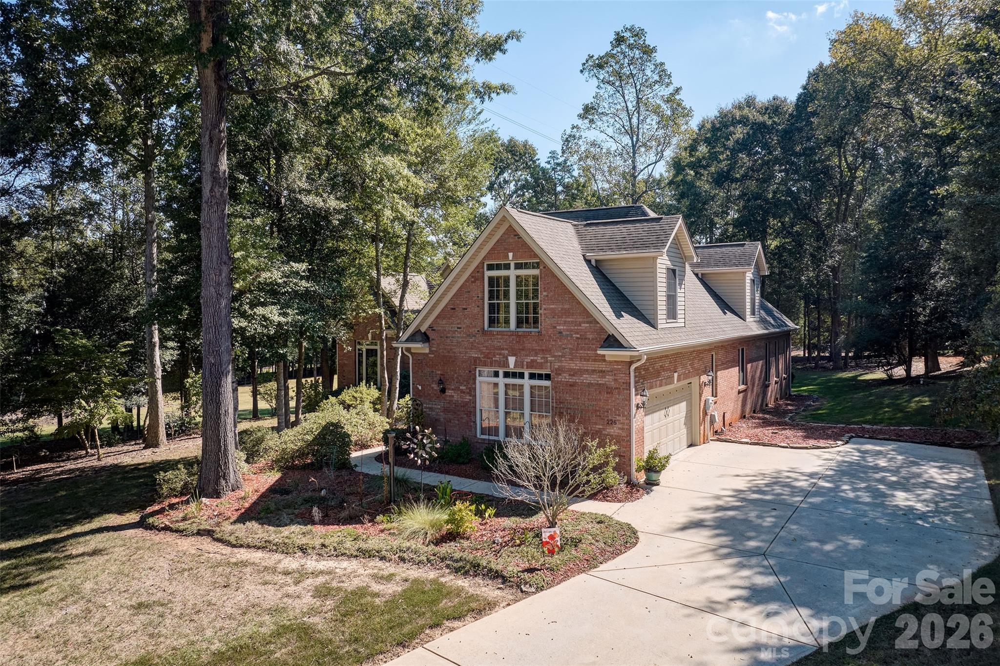 Single Family Residence at 225 Highland Forest Drive, Lake Wylie, photo 2 of 48
