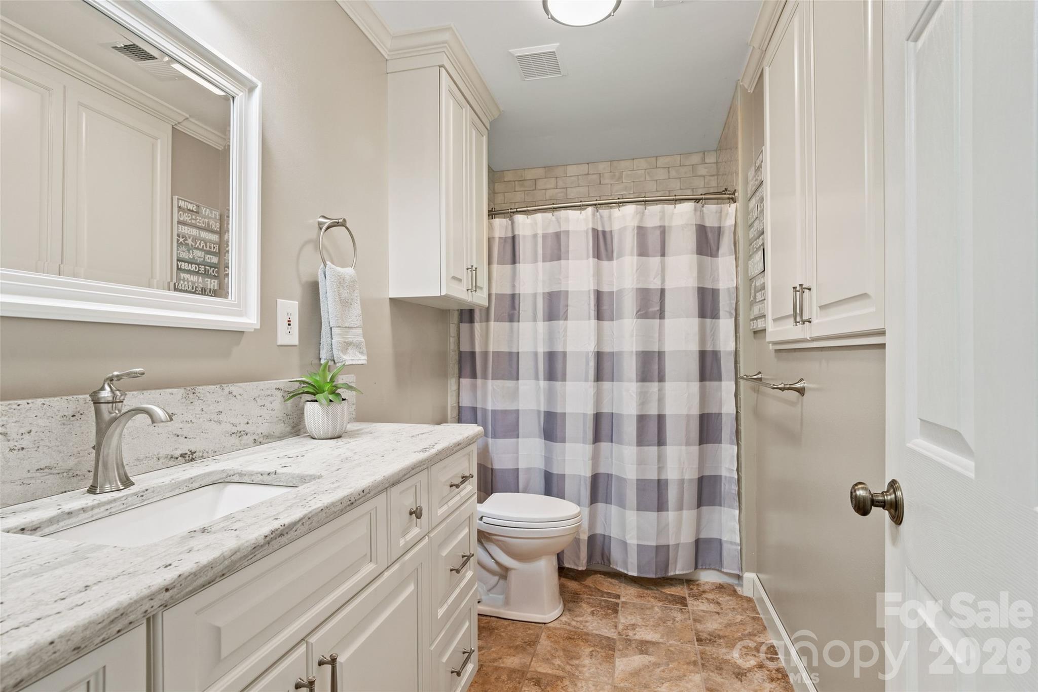 Guest Bathroom on Main Floor - 996 Beamguard Road, Clover