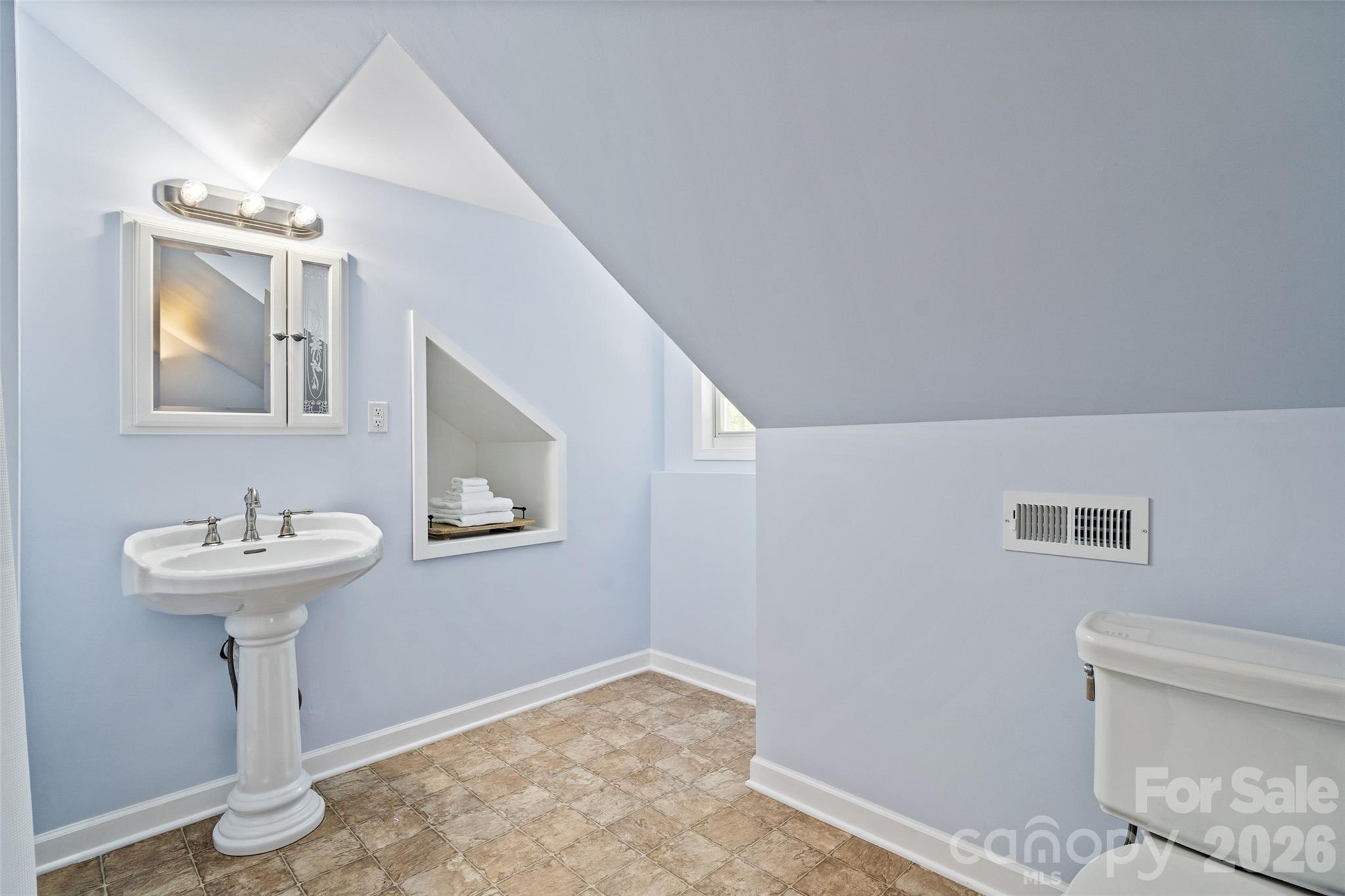 Upstairs Full Bathroom - 996 Beamguard Road, Clover