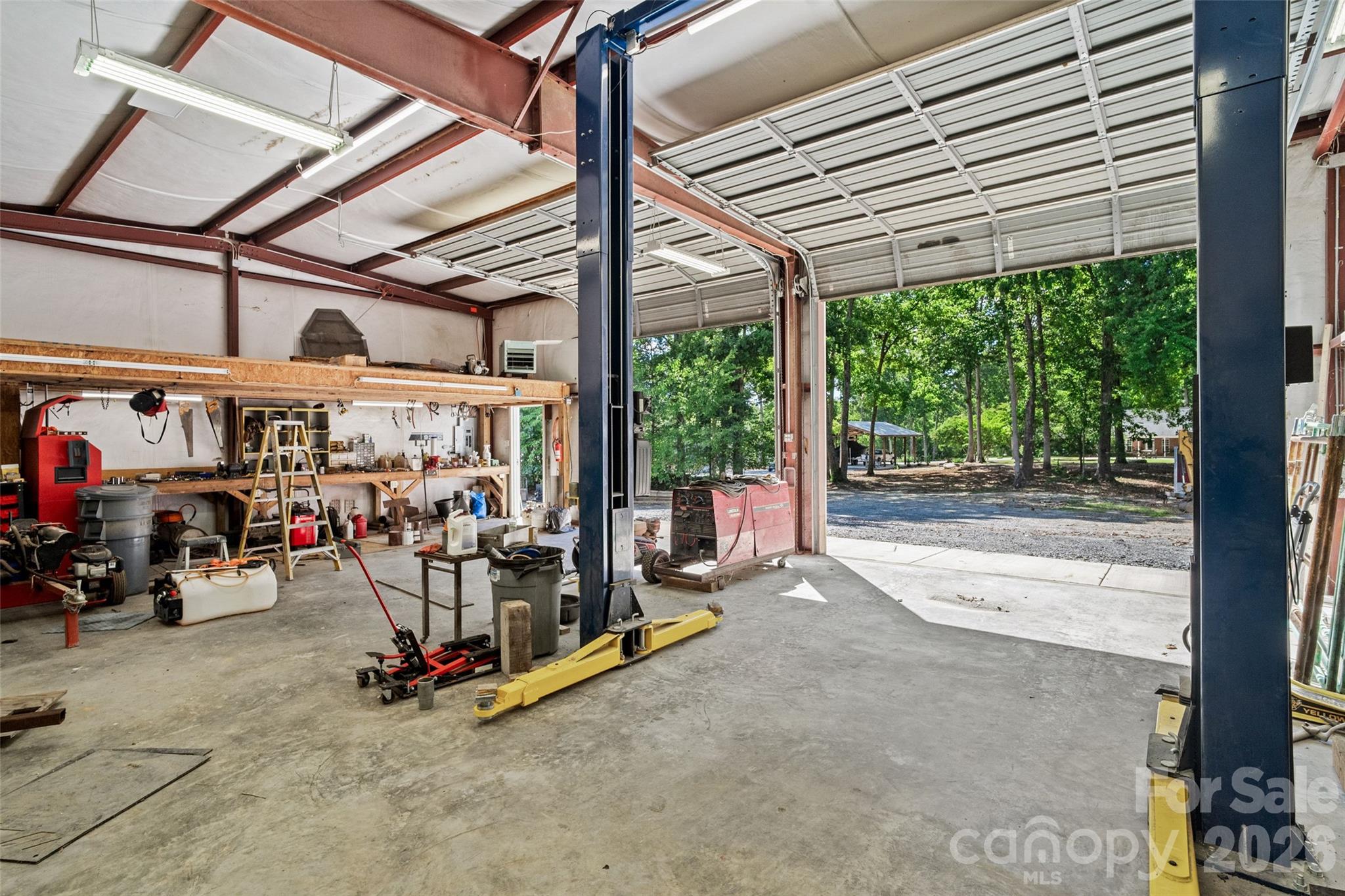 Heated workshop with 15,000 lift, 6" concrete floors. [40.5ft x 30.3ft] - 996 Beamguard Road, Clover