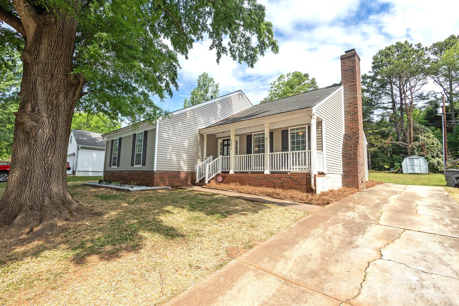 Single Family Residence at 2600 Olde Whitehall Road, Charlotte, photo 2 of 43
