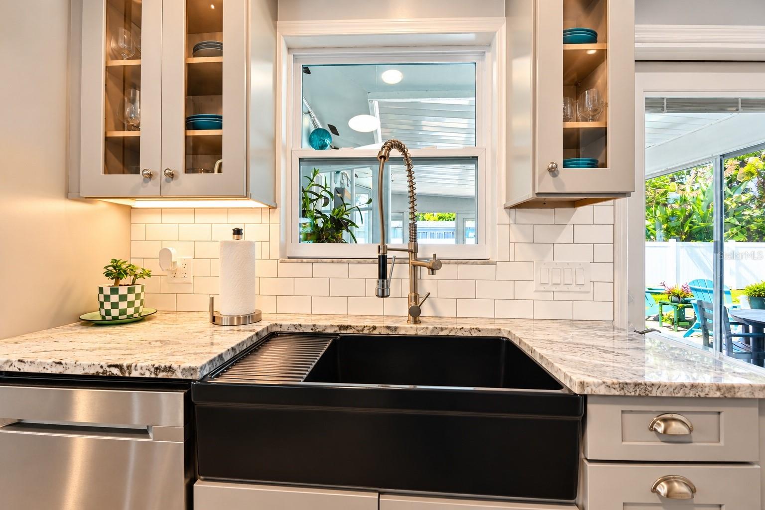Kitchen sink has a window! - 123 E YELKCA TER, EDGEWATER